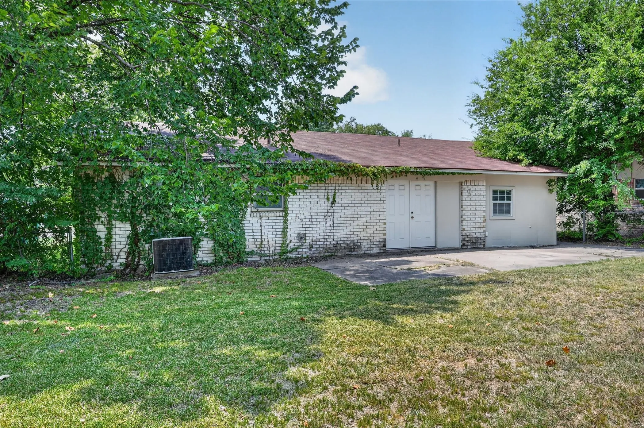Single Family Residence For Sale in Dallas County , 1123 Venus Street, Cedar Hill, Texas 75104, 3 Bedroom, 2 Bathroom, 1 Garage spaces, 1,242 Sqft, built in 1971, mls#21353178, Real Estate Agent in Cedar Hill, Homes For Sale in Dallas county, Homes For Sale in Cedar Hill, Realtor in Cedar Hill Texas, Real Estate Brokerage Independent Realty Texas, Luminita Cordes Realtor
