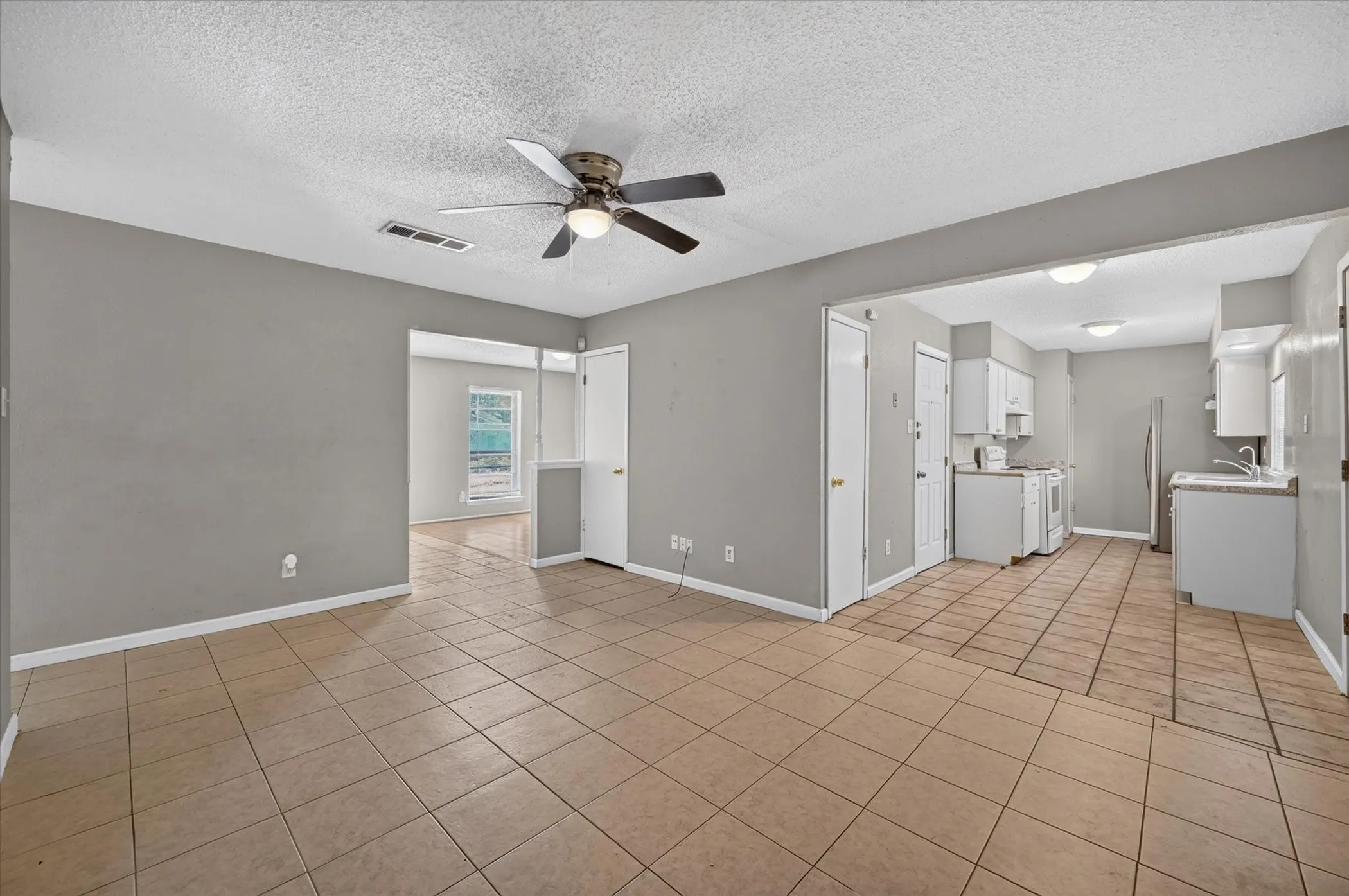 Seamless connection to the kitchen, making entertaining effortless.