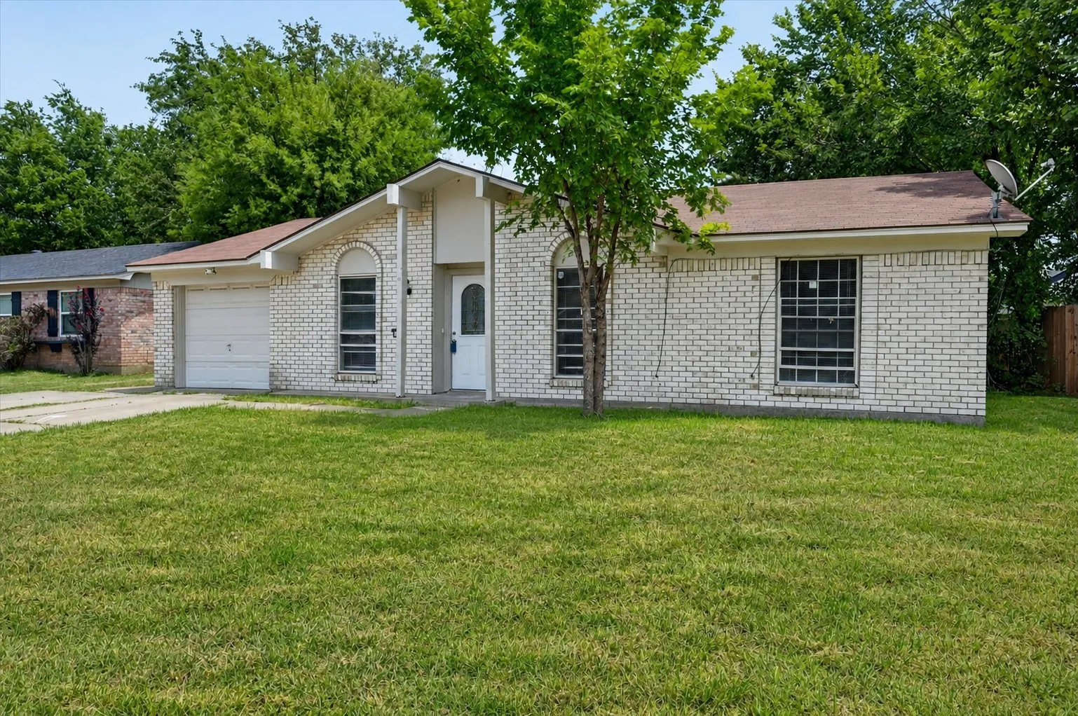 Single Family Residence For Sale in Dallas County , 1123 Venus Street, Cedar Hill, Texas 75104, 3 Bedroom, 2 Bathroom, 1 Garage spaces, 1,242 Sqft, built in 1971, mls#21353178, Real Estate Agent in Cedar Hill, Homes For Sale in Dallas county, Homes For Sale in Cedar Hill, Realtor in Cedar Hill Texas, Real Estate Brokerage Independent Realty Texas, Luminita Cordes Realtor