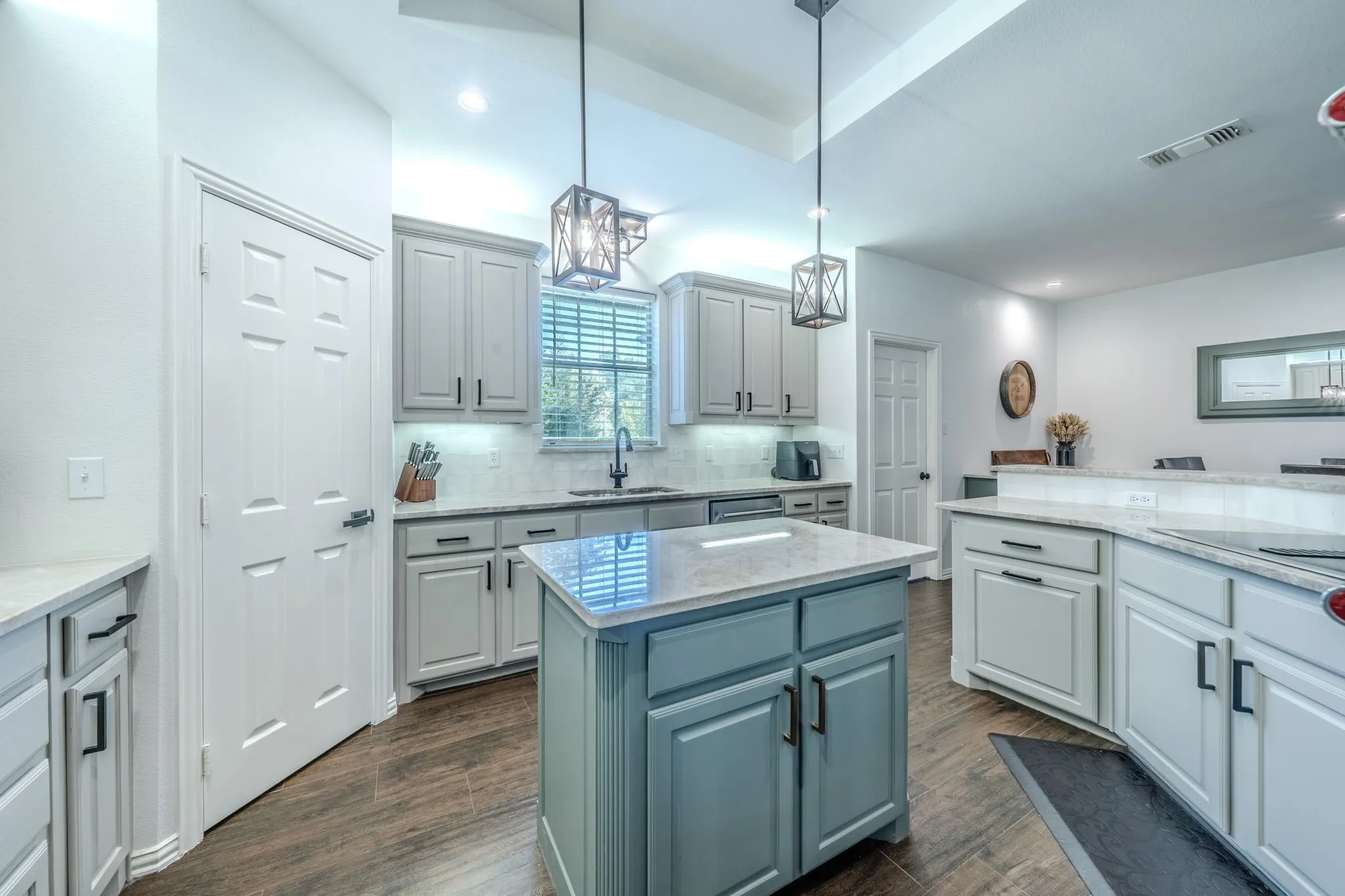 Single Family Residence For Sale in Ellis County , 1658 Pepper Tree Lane, Midlothian, Texas 76065, 4 Bedroom, 3 Bathroom, 2 Garage spaces, 2,920 Sqft, built in 1995, mls#21351697, Real Estate Agent in Midlothian, Homes For Sale in Ellis county, Homes For Sale in Midlothian, Realtor in Midlothian Texas, Real Estate Brokerage Independent Realty Texas, Luminita Cordes Realtor