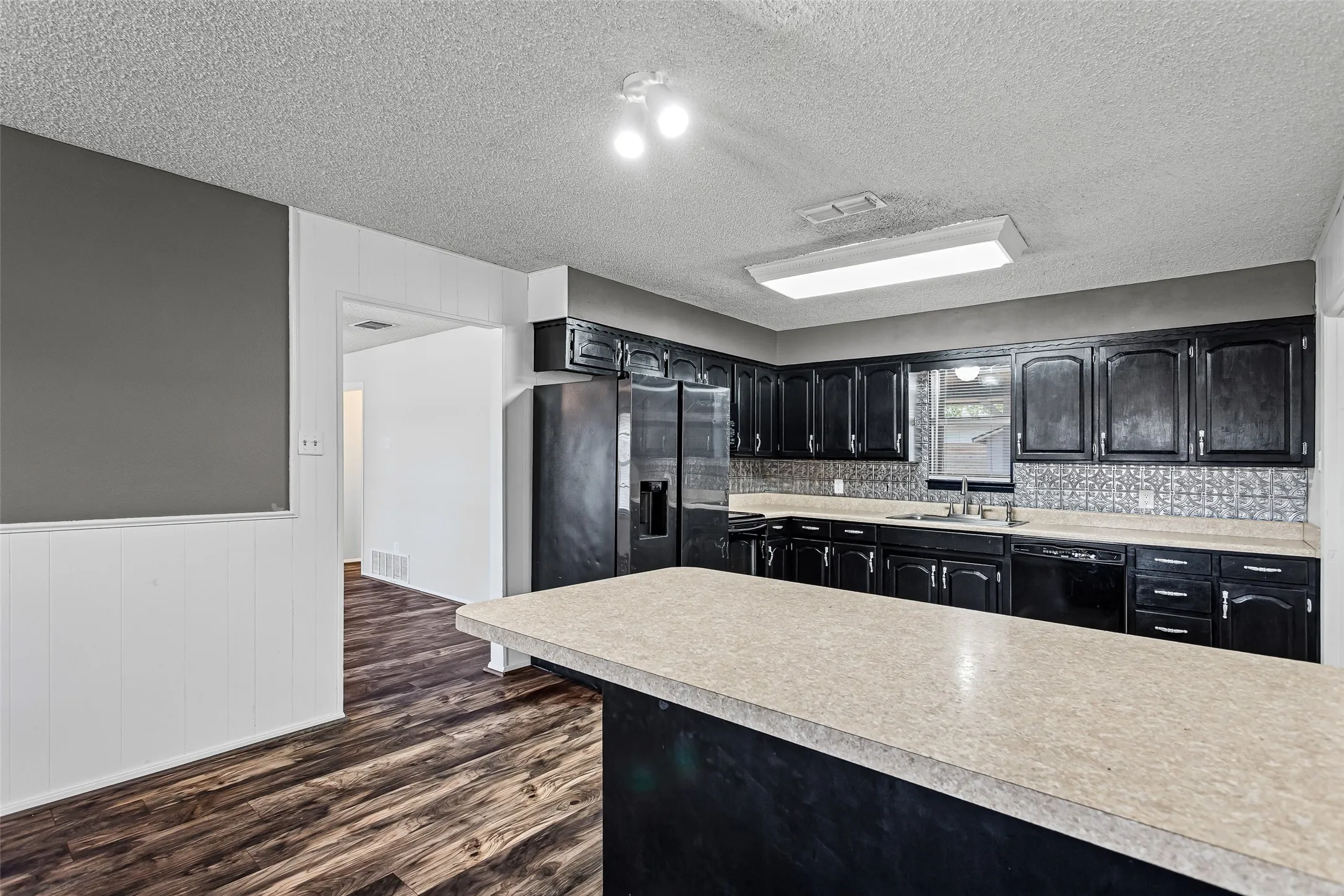Single Family Residence For Sale in Hood County , 309 Timberline Drive, Granbury, Texas 76048, 3 Bedroom, 2 Bathroom, Garage spaces, 3,008 Sqft, built in 1982, mls#21354376, Real Estate Agent in Granbury, Homes For Sale in Hood county, Homes For Sale in Granbury, Realtor in Granbury Texas, Real Estate Brokerage Independent Realty Texas, Luminita Cordes Realtor