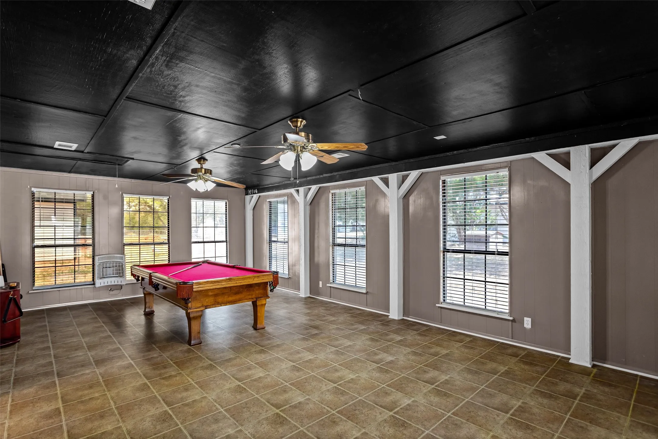Single Family Residence For Sale in Hood County , 309 Timberline Drive, Granbury, Texas 76048, 3 Bedroom, 2 Bathroom, Garage spaces, 3,008 Sqft, built in 1982, mls#21354376, Real Estate Agent in Granbury, Homes For Sale in Hood county, Homes For Sale in Granbury, Realtor in Granbury Texas, Real Estate Brokerage Independent Realty Texas, Luminita Cordes Realtor
