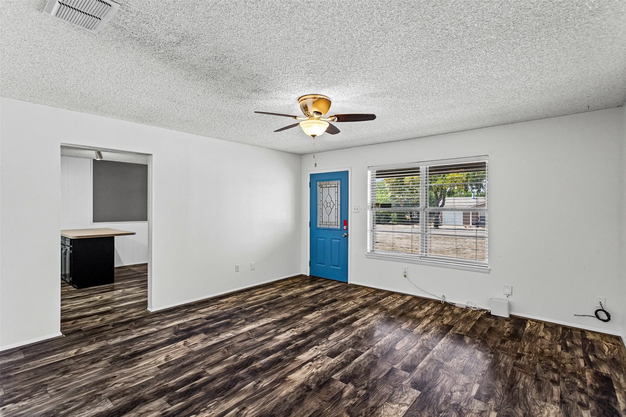 Single Family Residence For Sale in Hood County , 309 Timberline Drive, Granbury, Texas 76048, 3 Bedroom, 2 Bathroom, Garage spaces, 3,008 Sqft, built in 1982, mls#21354376, Real Estate Agent in Granbury, Homes For Sale in Hood county, Homes For Sale in Granbury, Realtor in Granbury Texas, Real Estate Brokerage Independent Realty Texas, Luminita Cordes Realtor