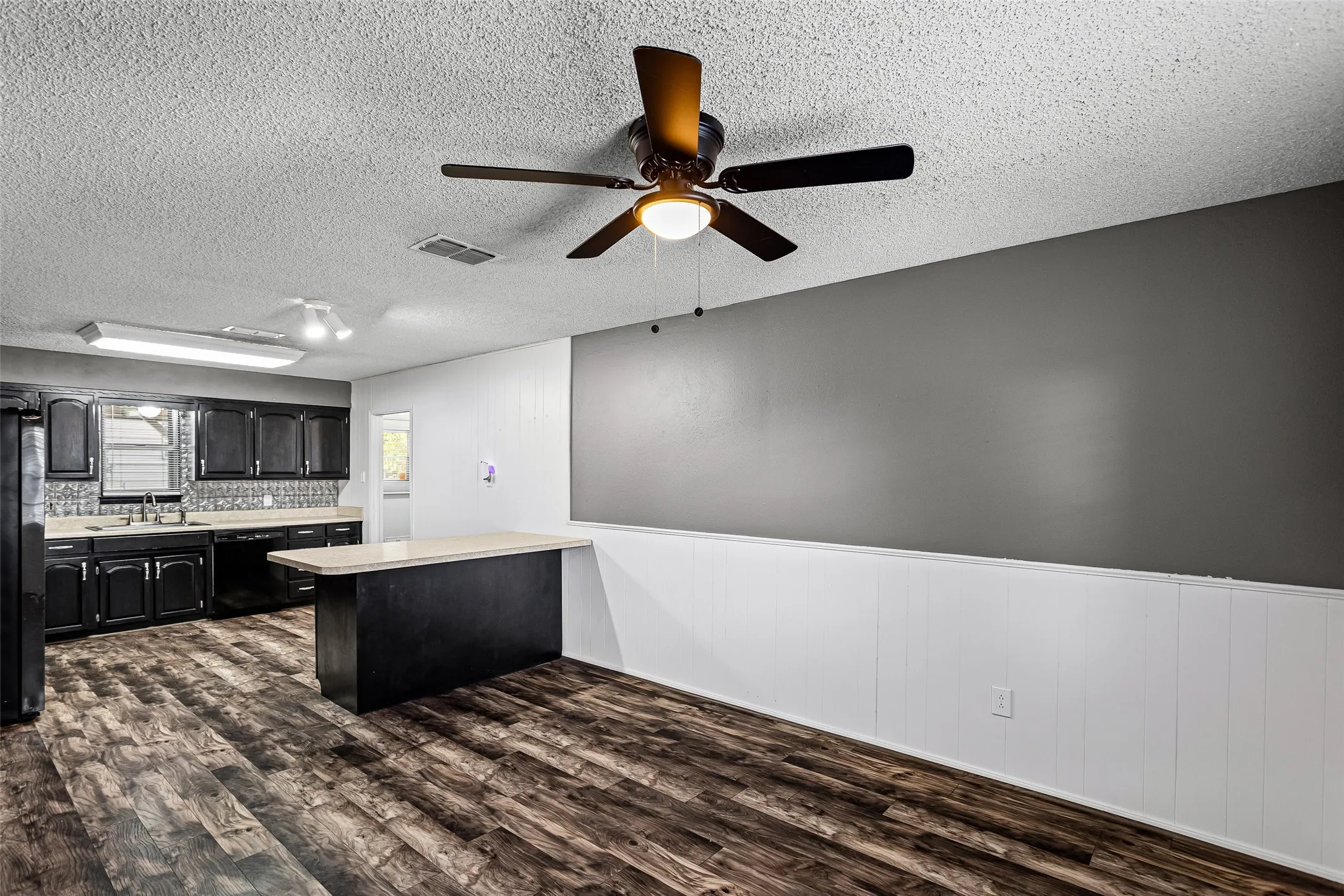 Single Family Residence For Sale in Hood County , 309 Timberline Drive, Granbury, Texas 76048, 3 Bedroom, 2 Bathroom, Garage spaces, 3,008 Sqft, built in 1982, mls#21354376, Real Estate Agent in Granbury, Homes For Sale in Hood county, Homes For Sale in Granbury, Realtor in Granbury Texas, Real Estate Brokerage Independent Realty Texas, Luminita Cordes Realtor
