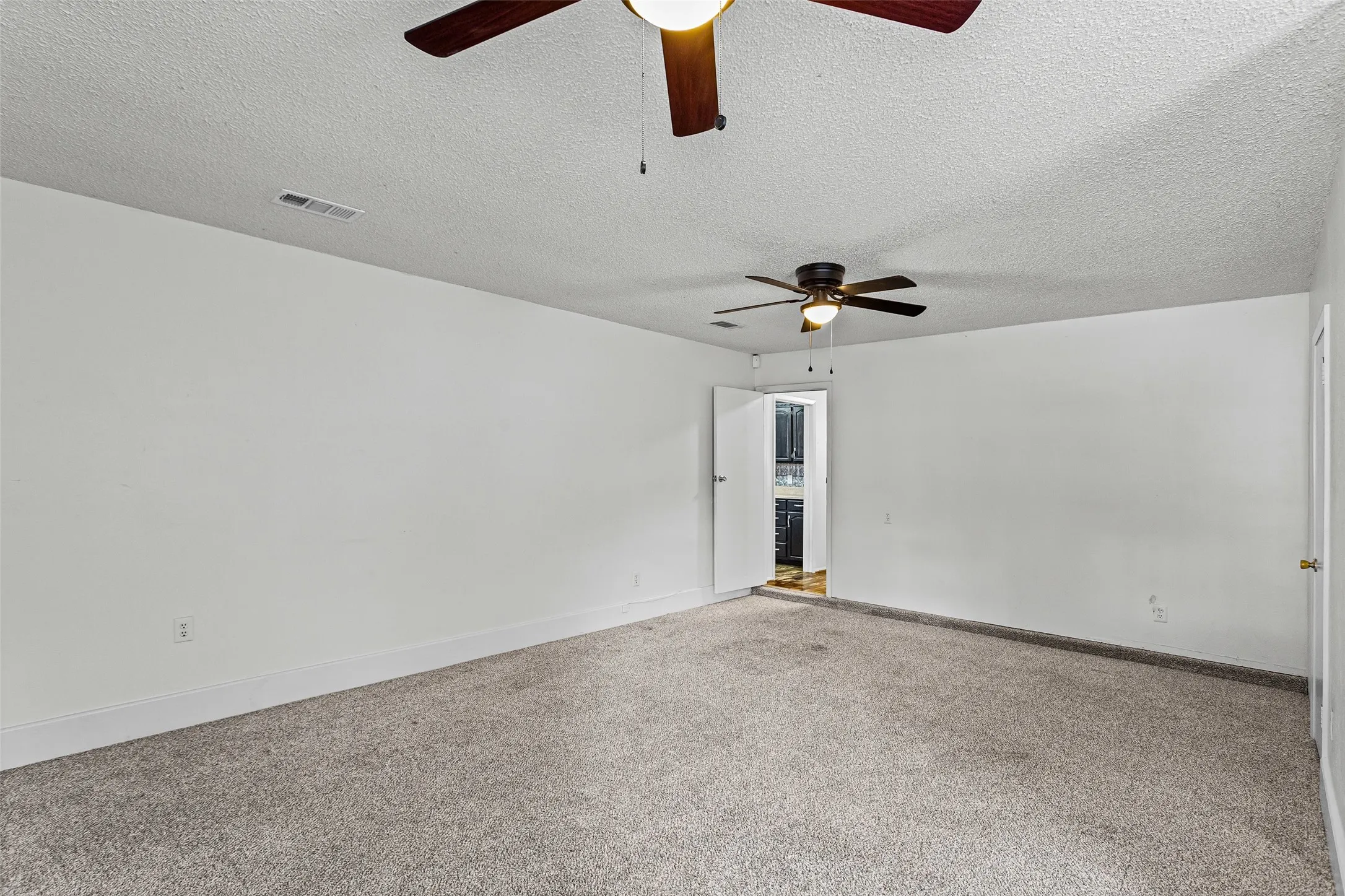 Single Family Residence For Sale in Hood County , 309 Timberline Drive, Granbury, Texas 76048, 3 Bedroom, 2 Bathroom, Garage spaces, 3,008 Sqft, built in 1982, mls#21354376, Real Estate Agent in Granbury, Homes For Sale in Hood county, Homes For Sale in Granbury, Realtor in Granbury Texas, Real Estate Brokerage Independent Realty Texas, Luminita Cordes Realtor