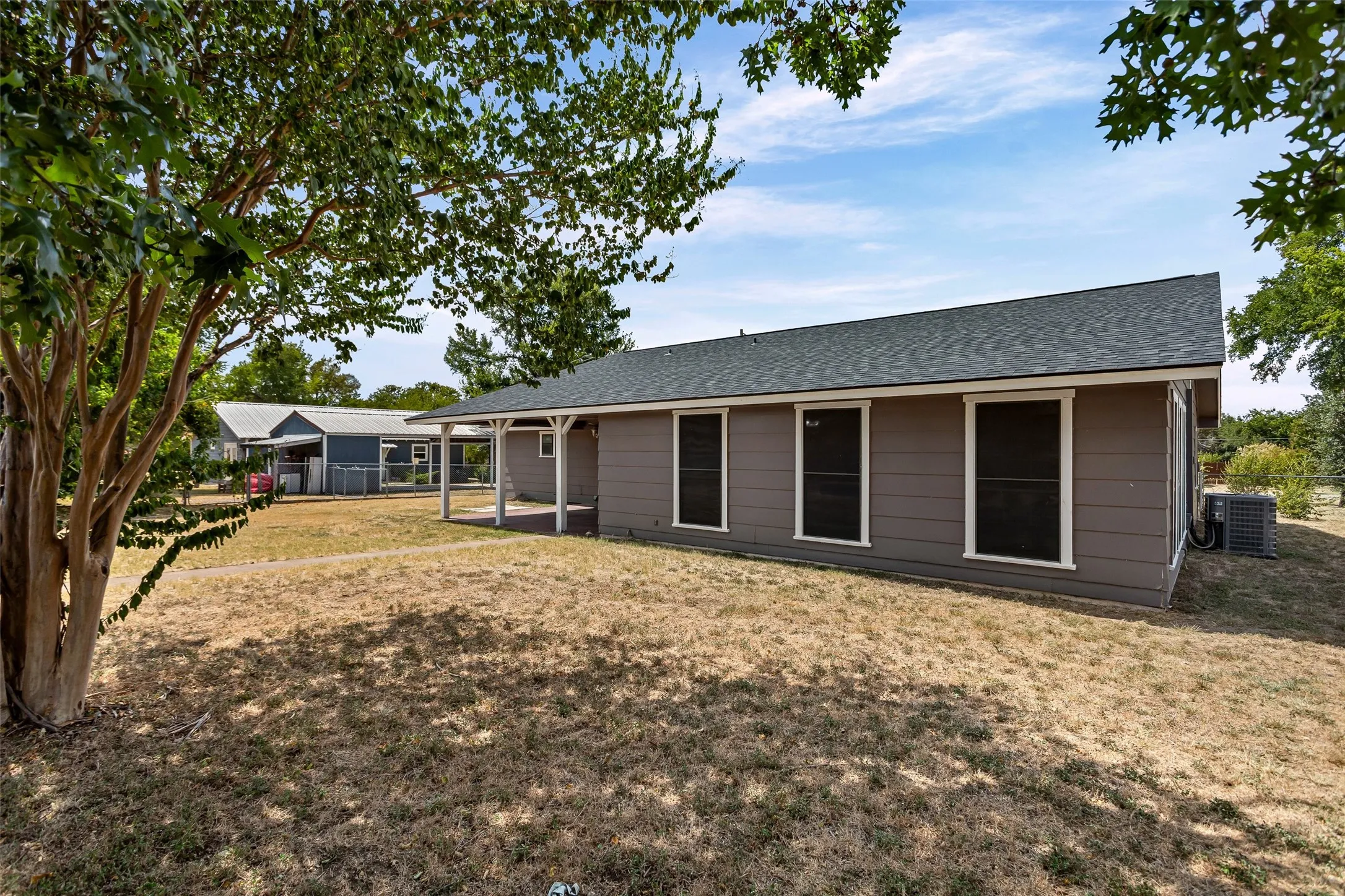 Single Family Residence For Sale in Hood County , 309 Timberline Drive, Granbury, Texas 76048, 3 Bedroom, 2 Bathroom, Garage spaces, 3,008 Sqft, built in 1982, mls#21354376, Real Estate Agent in Granbury, Homes For Sale in Hood county, Homes For Sale in Granbury, Realtor in Granbury Texas, Real Estate Brokerage Independent Realty Texas, Luminita Cordes Realtor