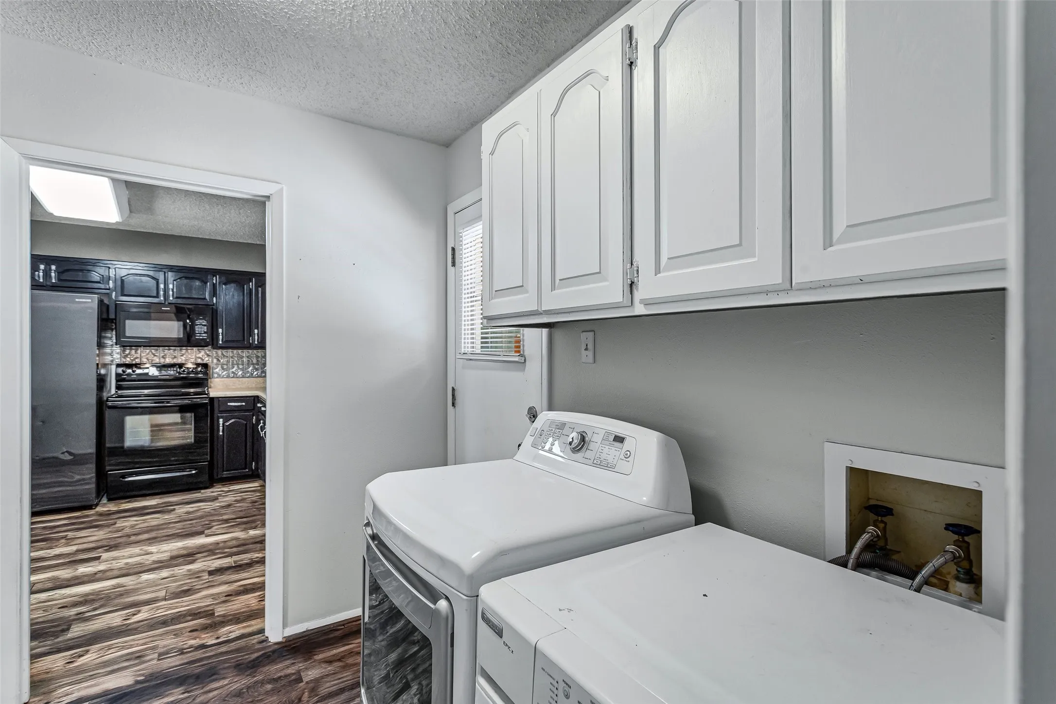 Single Family Residence For Sale in Hood County , 309 Timberline Drive, Granbury, Texas 76048, 3 Bedroom, 2 Bathroom, Garage spaces, 3,008 Sqft, built in 1982, mls#21354376, Real Estate Agent in Granbury, Homes For Sale in Hood county, Homes For Sale in Granbury, Realtor in Granbury Texas, Real Estate Brokerage Independent Realty Texas, Luminita Cordes Realtor