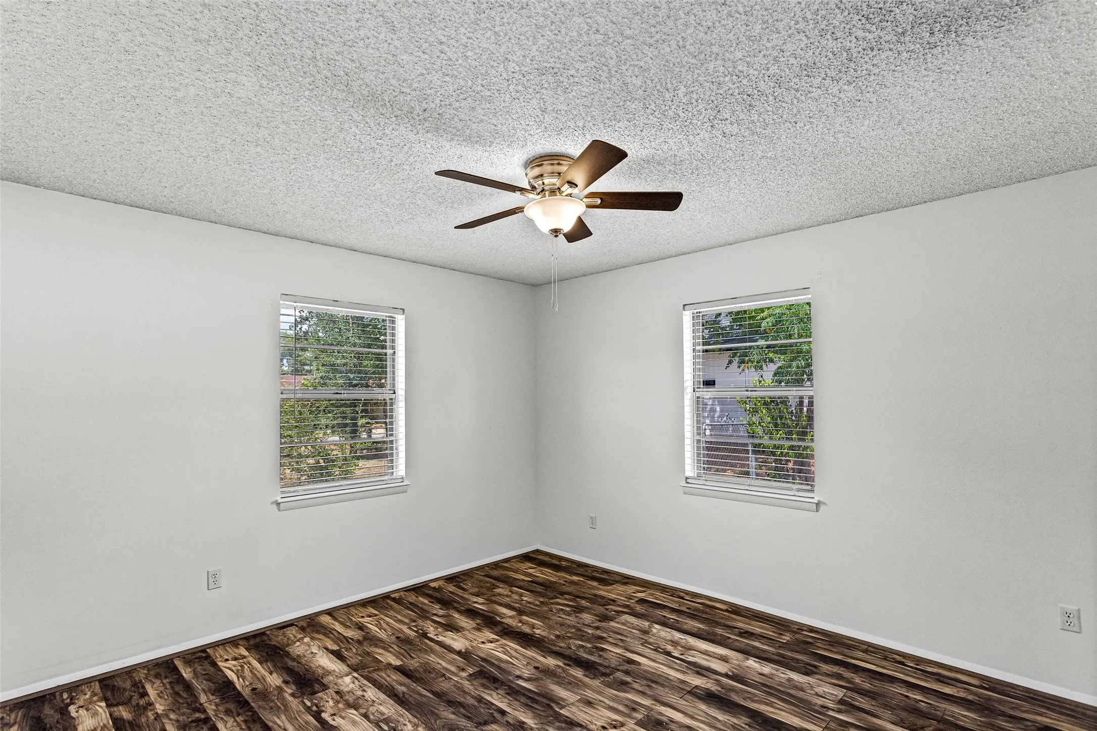 Single Family Residence For Sale in Hood County , 309 Timberline Drive, Granbury, Texas 76048, 3 Bedroom, 2 Bathroom, Garage spaces, 3,008 Sqft, built in 1982, mls#21354376, Real Estate Agent in Granbury, Homes For Sale in Hood county, Homes For Sale in Granbury, Realtor in Granbury Texas, Real Estate Brokerage Independent Realty Texas, Luminita Cordes Realtor