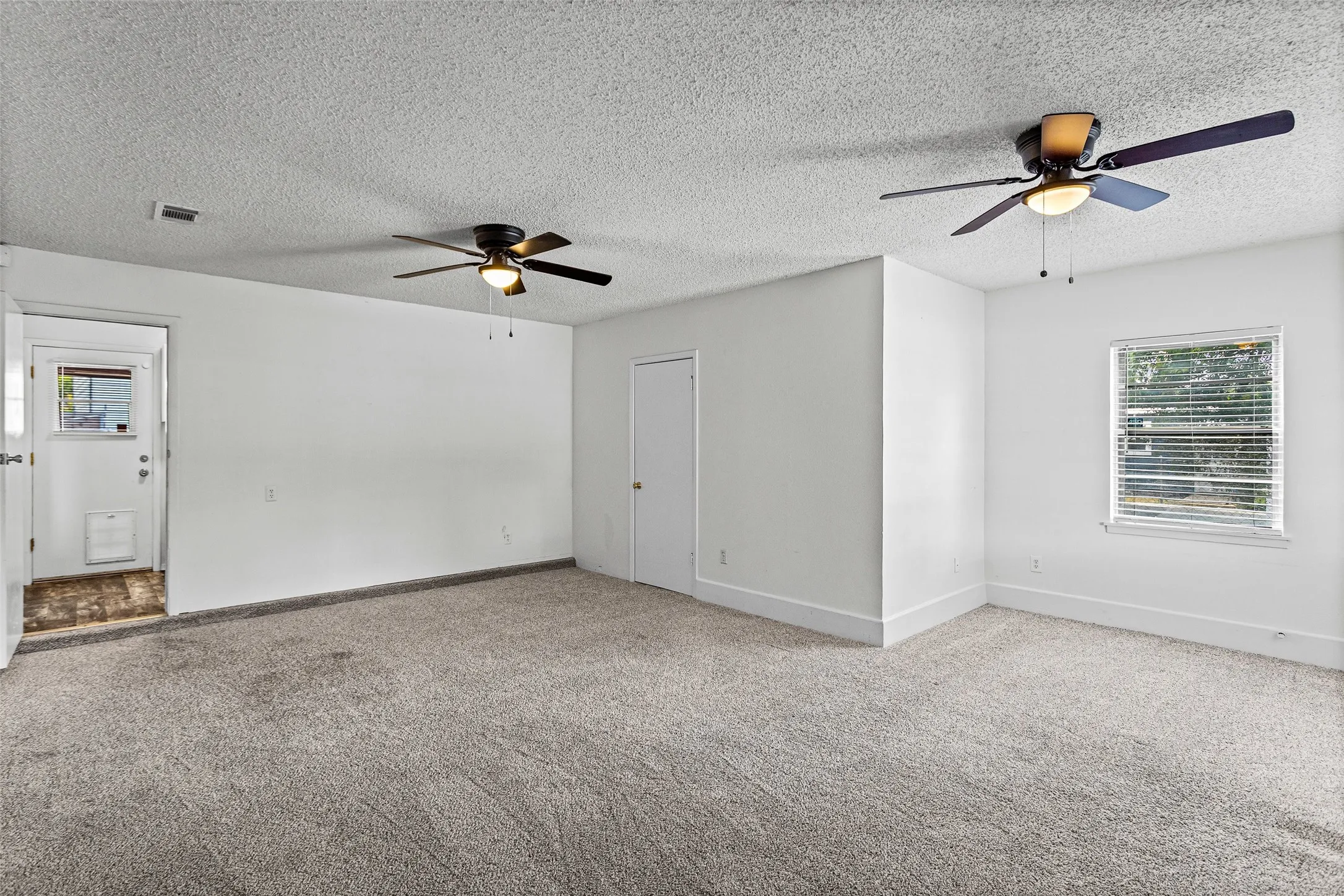 Single Family Residence For Sale in Hood County , 309 Timberline Drive, Granbury, Texas 76048, 3 Bedroom, 2 Bathroom, Garage spaces, 3,008 Sqft, built in 1982, mls#21354376, Real Estate Agent in Granbury, Homes For Sale in Hood county, Homes For Sale in Granbury, Realtor in Granbury Texas, Real Estate Brokerage Independent Realty Texas, Luminita Cordes Realtor