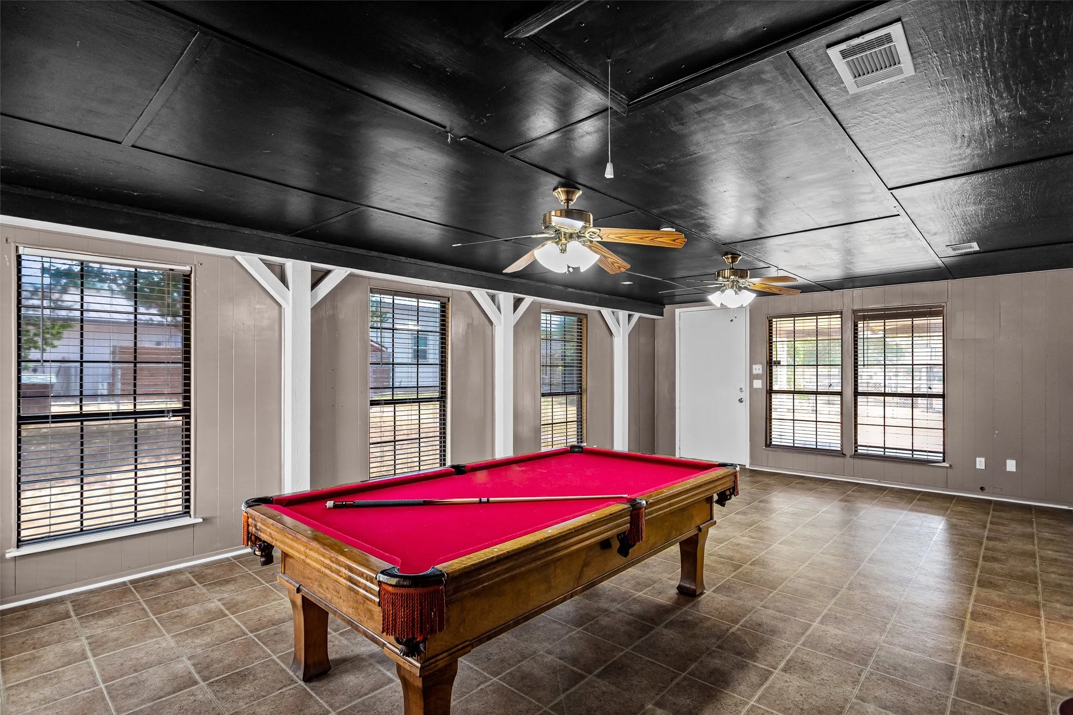 Single Family Residence For Sale in Hood County , 309 Timberline Drive, Granbury, Texas 76048, 3 Bedroom, 2 Bathroom, Garage spaces, 3,008 Sqft, built in 1982, mls#21354376, Real Estate Agent in Granbury, Homes For Sale in Hood county, Homes For Sale in Granbury, Realtor in Granbury Texas, Real Estate Brokerage Independent Realty Texas, Luminita Cordes Realtor