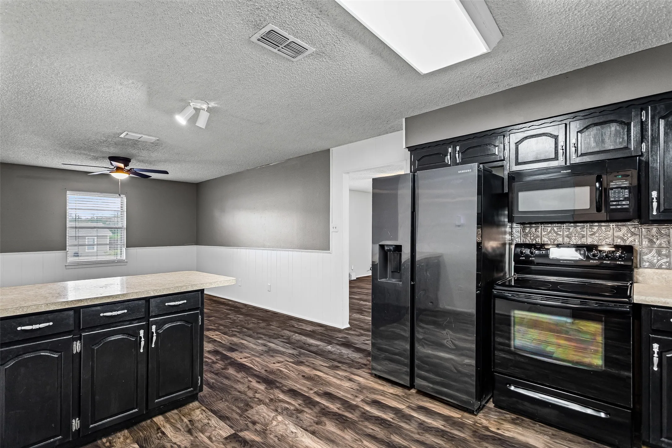 Single Family Residence For Sale in Hood County , 309 Timberline Drive, Granbury, Texas 76048, 3 Bedroom, 2 Bathroom, Garage spaces, 3,008 Sqft, built in 1982, mls#21354376, Real Estate Agent in Granbury, Homes For Sale in Hood county, Homes For Sale in Granbury, Realtor in Granbury Texas, Real Estate Brokerage Independent Realty Texas, Luminita Cordes Realtor