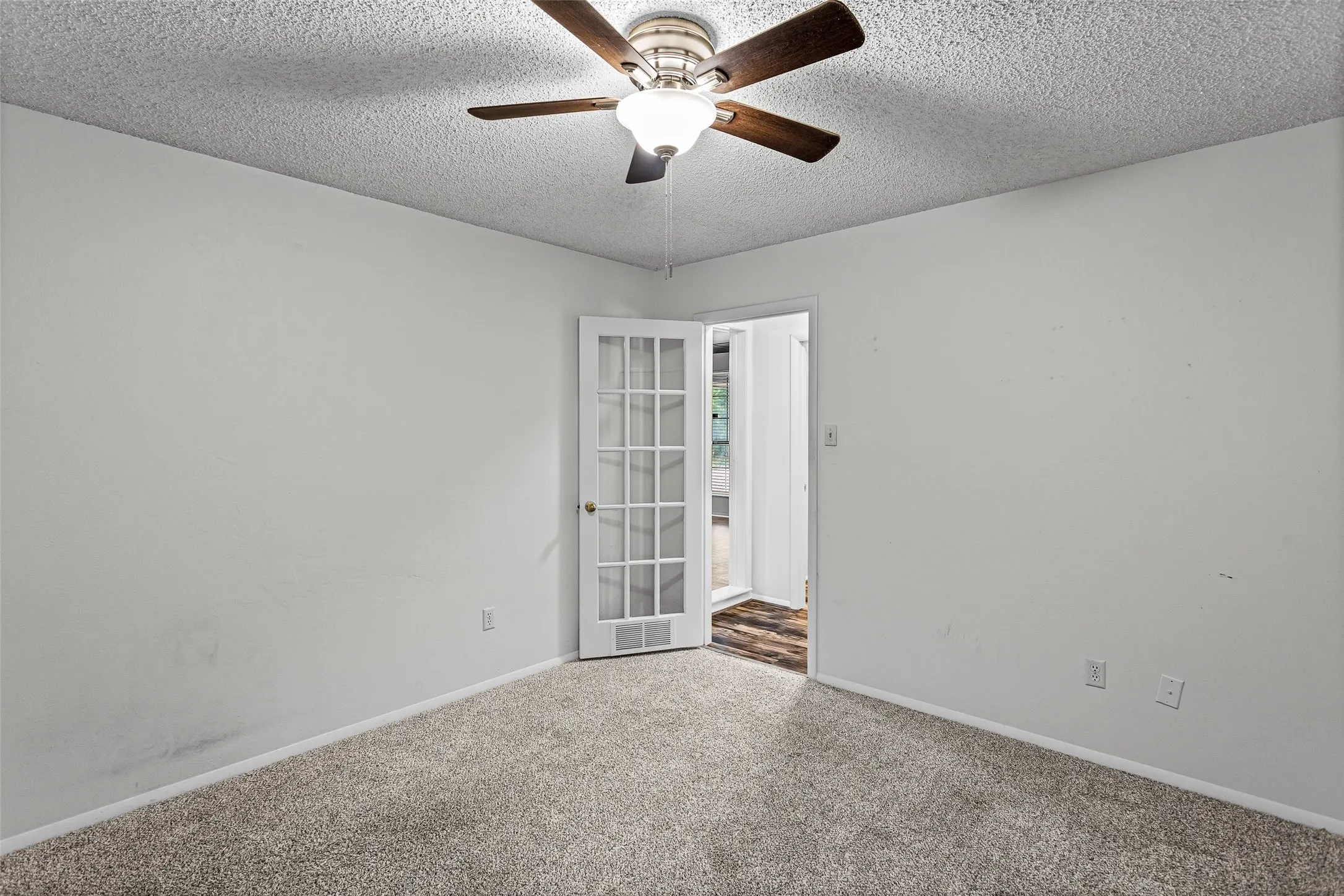 Single Family Residence For Sale in Hood County , 309 Timberline Drive, Granbury, Texas 76048, 3 Bedroom, 2 Bathroom, Garage spaces, 3,008 Sqft, built in 1982, mls#21354376, Real Estate Agent in Granbury, Homes For Sale in Hood county, Homes For Sale in Granbury, Realtor in Granbury Texas, Real Estate Brokerage Independent Realty Texas, Luminita Cordes Realtor