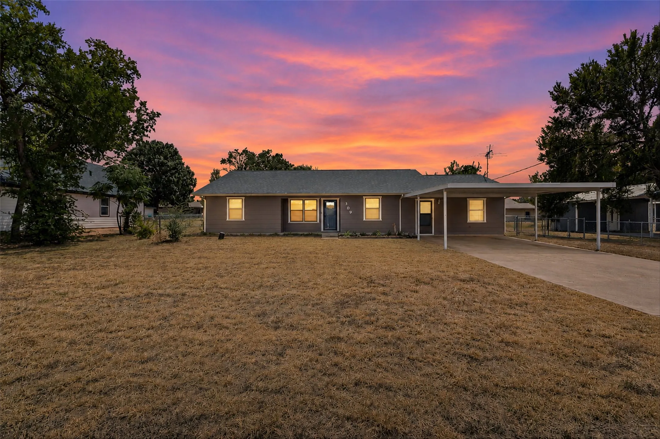 Single Family Residence For Sale in Hood County , 309 Timberline Drive, Granbury, Texas 76048, 3 Bedroom, 2 Bathroom, Garage spaces, 3,008 Sqft, built in 1982, mls#21354376, Real Estate Agent in Granbury, Homes For Sale in Hood county, Homes For Sale in Granbury, Realtor in Granbury Texas, Real Estate Brokerage Independent Realty Texas, Luminita Cordes Realtor