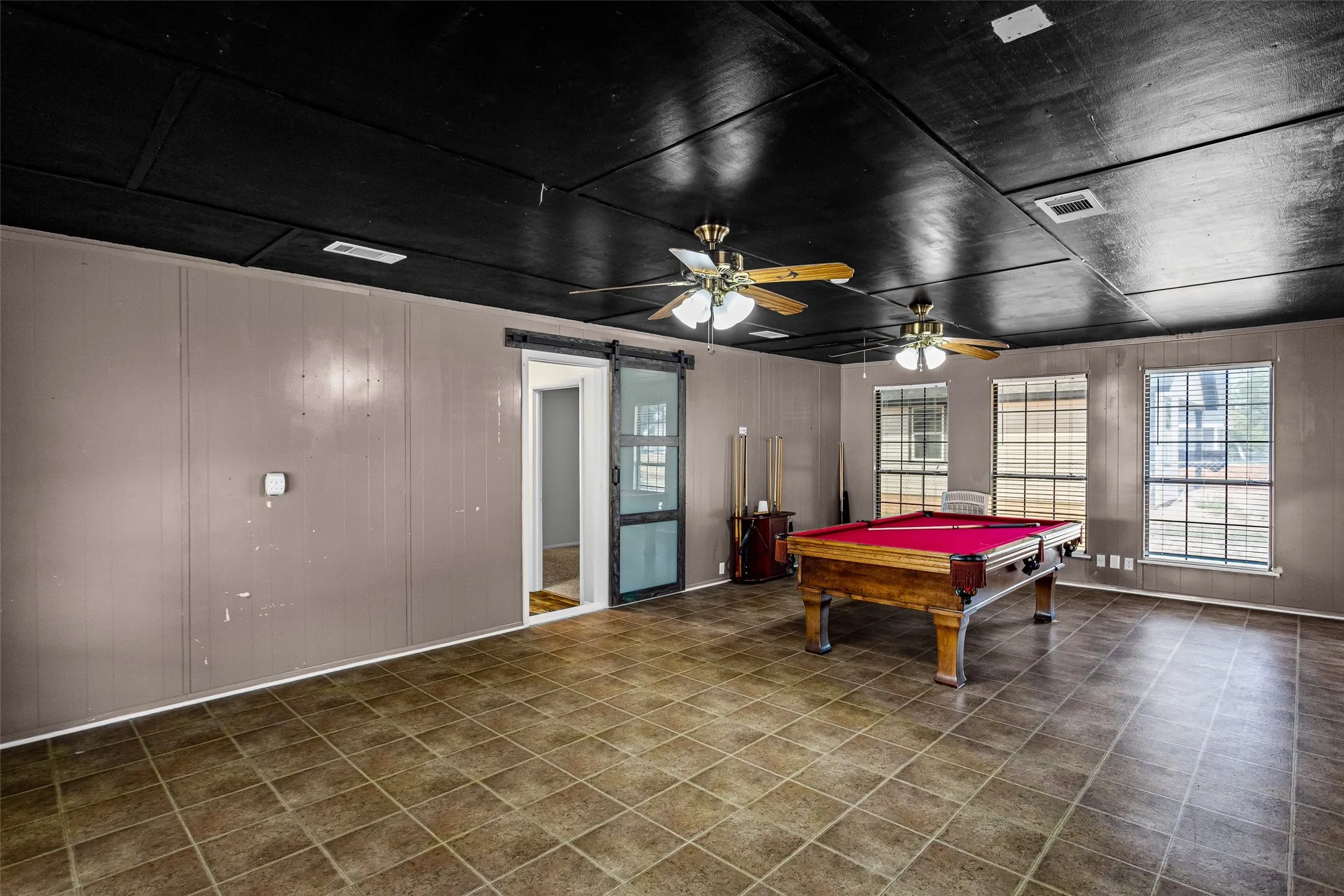 Single Family Residence For Sale in Hood County , 309 Timberline Drive, Granbury, Texas 76048, 3 Bedroom, 2 Bathroom, Garage spaces, 3,008 Sqft, built in 1982, mls#21354376, Real Estate Agent in Granbury, Homes For Sale in Hood county, Homes For Sale in Granbury, Realtor in Granbury Texas, Real Estate Brokerage Independent Realty Texas, Luminita Cordes Realtor