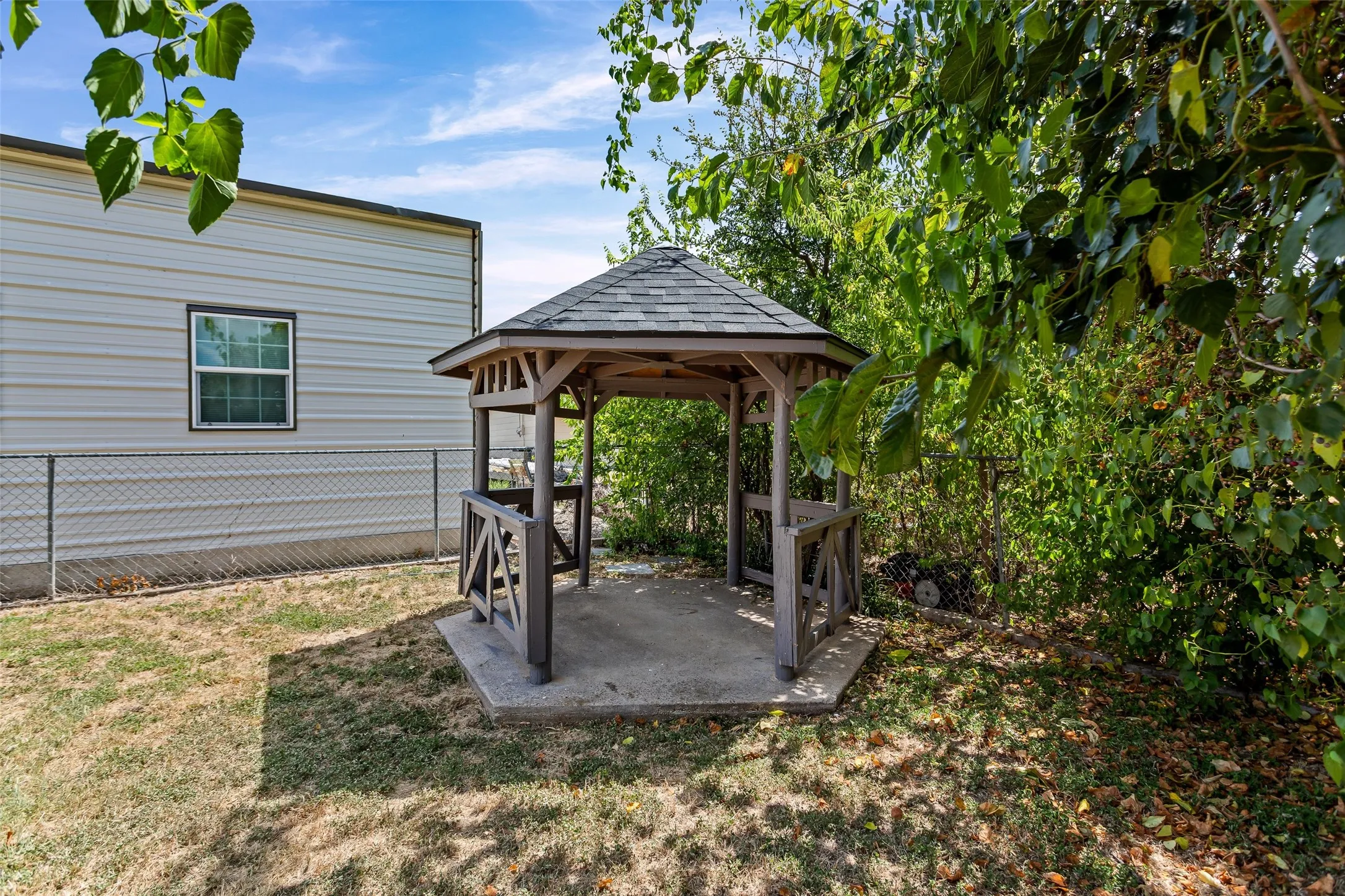 Single Family Residence For Sale in Hood County , 309 Timberline Drive, Granbury, Texas 76048, 3 Bedroom, 2 Bathroom, Garage spaces, 3,008 Sqft, built in 1982, mls#21354376, Real Estate Agent in Granbury, Homes For Sale in Hood county, Homes For Sale in Granbury, Realtor in Granbury Texas, Real Estate Brokerage Independent Realty Texas, Luminita Cordes Realtor