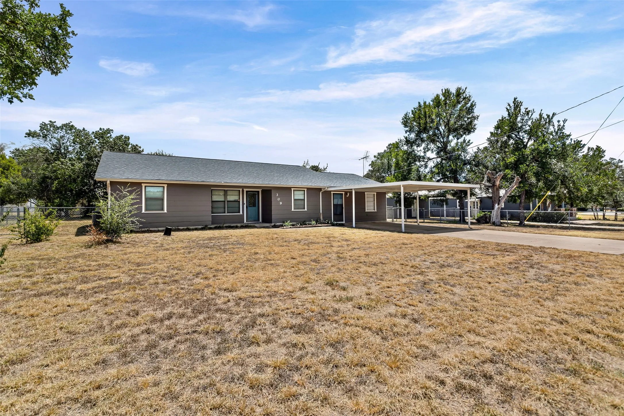 Single Family Residence For Sale in Hood County , 309 Timberline Drive, Granbury, Texas 76048, 3 Bedroom, 2 Bathroom, Garage spaces, 3,008 Sqft, built in 1982, mls#21354376, Real Estate Agent in Granbury, Homes For Sale in Hood county, Homes For Sale in Granbury, Realtor in Granbury Texas, Real Estate Brokerage Independent Realty Texas, Luminita Cordes Realtor