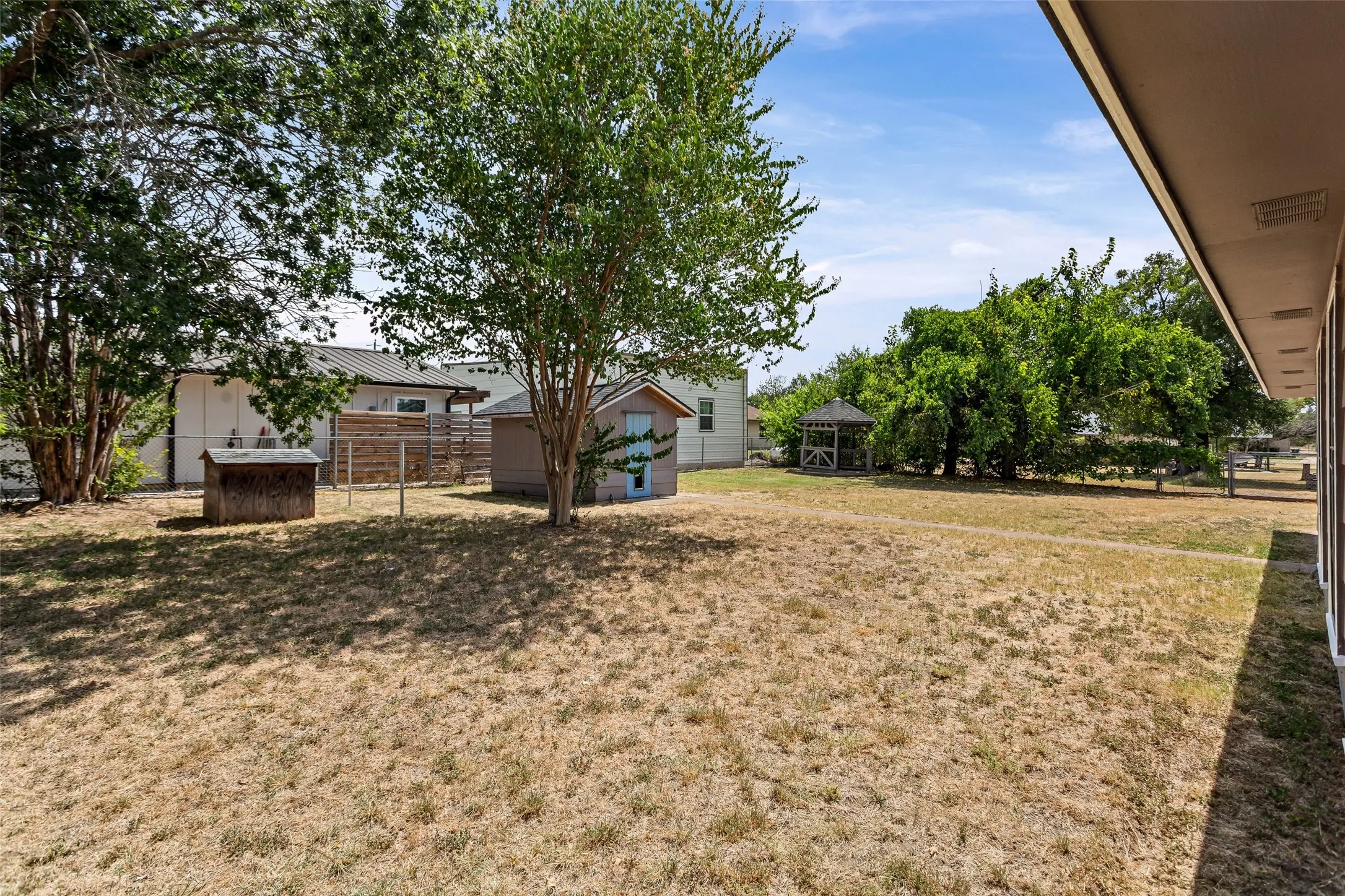 Single Family Residence For Sale in Hood County , 309 Timberline Drive, Granbury, Texas 76048, 3 Bedroom, 2 Bathroom, Garage spaces, 3,008 Sqft, built in 1982, mls#21354376, Real Estate Agent in Granbury, Homes For Sale in Hood county, Homes For Sale in Granbury, Realtor in Granbury Texas, Real Estate Brokerage Independent Realty Texas, Luminita Cordes Realtor
