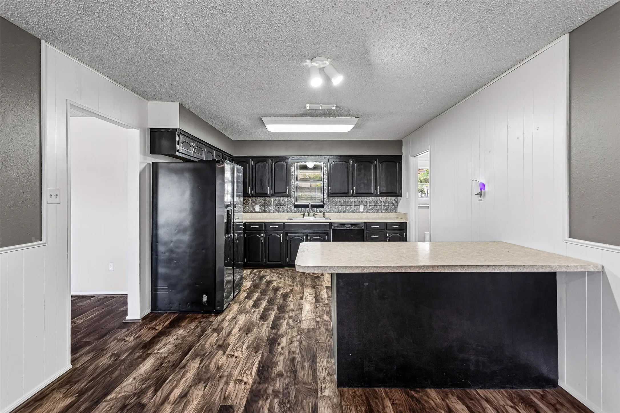 Single Family Residence For Sale in Hood County , 309 Timberline Drive, Granbury, Texas 76048, 3 Bedroom, 2 Bathroom, Garage spaces, 3,008 Sqft, built in 1982, mls#21354376, Real Estate Agent in Granbury, Homes For Sale in Hood county, Homes For Sale in Granbury, Realtor in Granbury Texas, Real Estate Brokerage Independent Realty Texas, Luminita Cordes Realtor