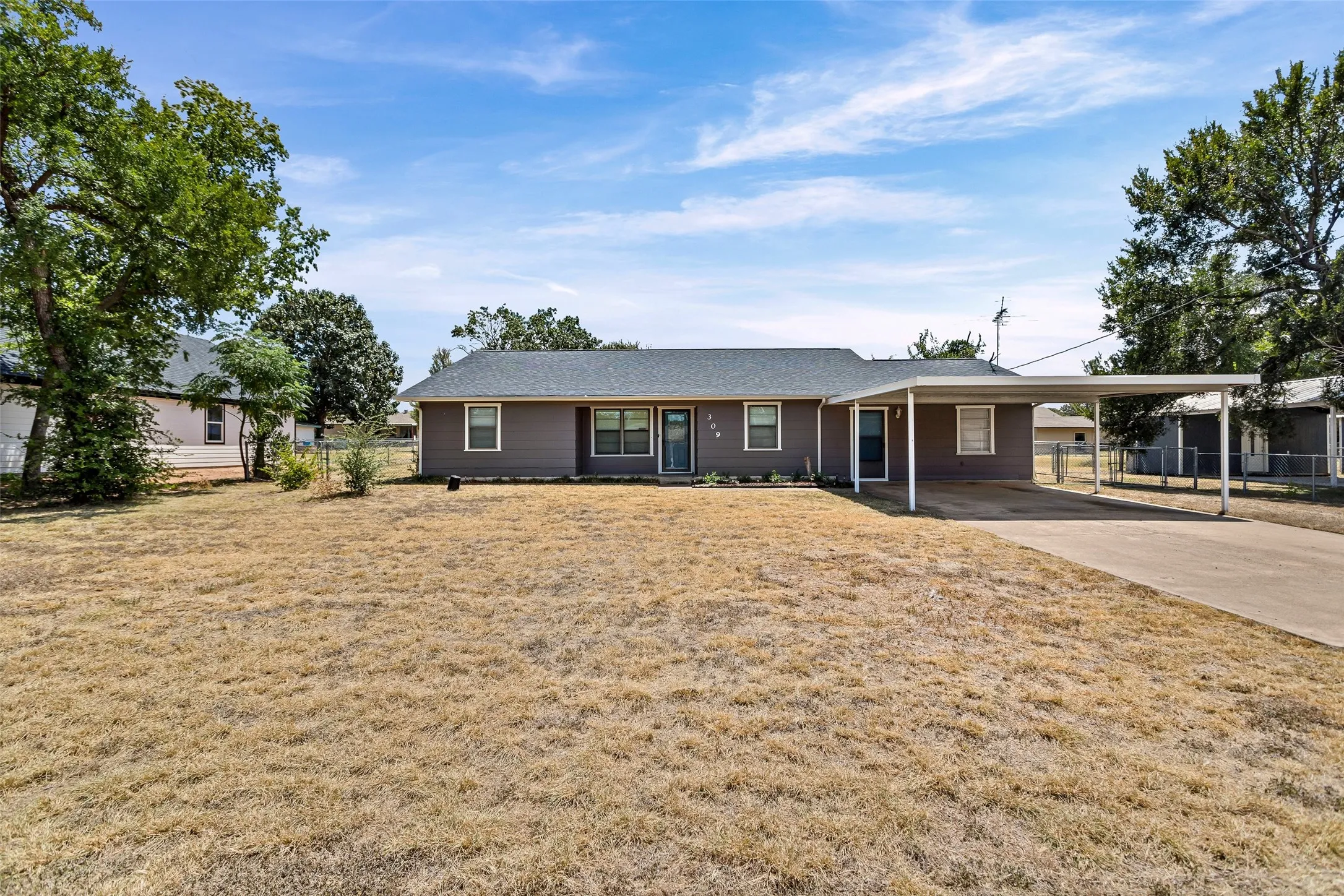 Single Family Residence For Sale in Hood County , 309 Timberline Drive, Granbury, Texas 76048, 3 Bedroom, 2 Bathroom, Garage spaces, 3,008 Sqft, built in 1982, mls#21354376, Real Estate Agent in Granbury, Homes For Sale in Hood county, Homes For Sale in Granbury, Realtor in Granbury Texas, Real Estate Brokerage Independent Realty Texas, Luminita Cordes Realtor