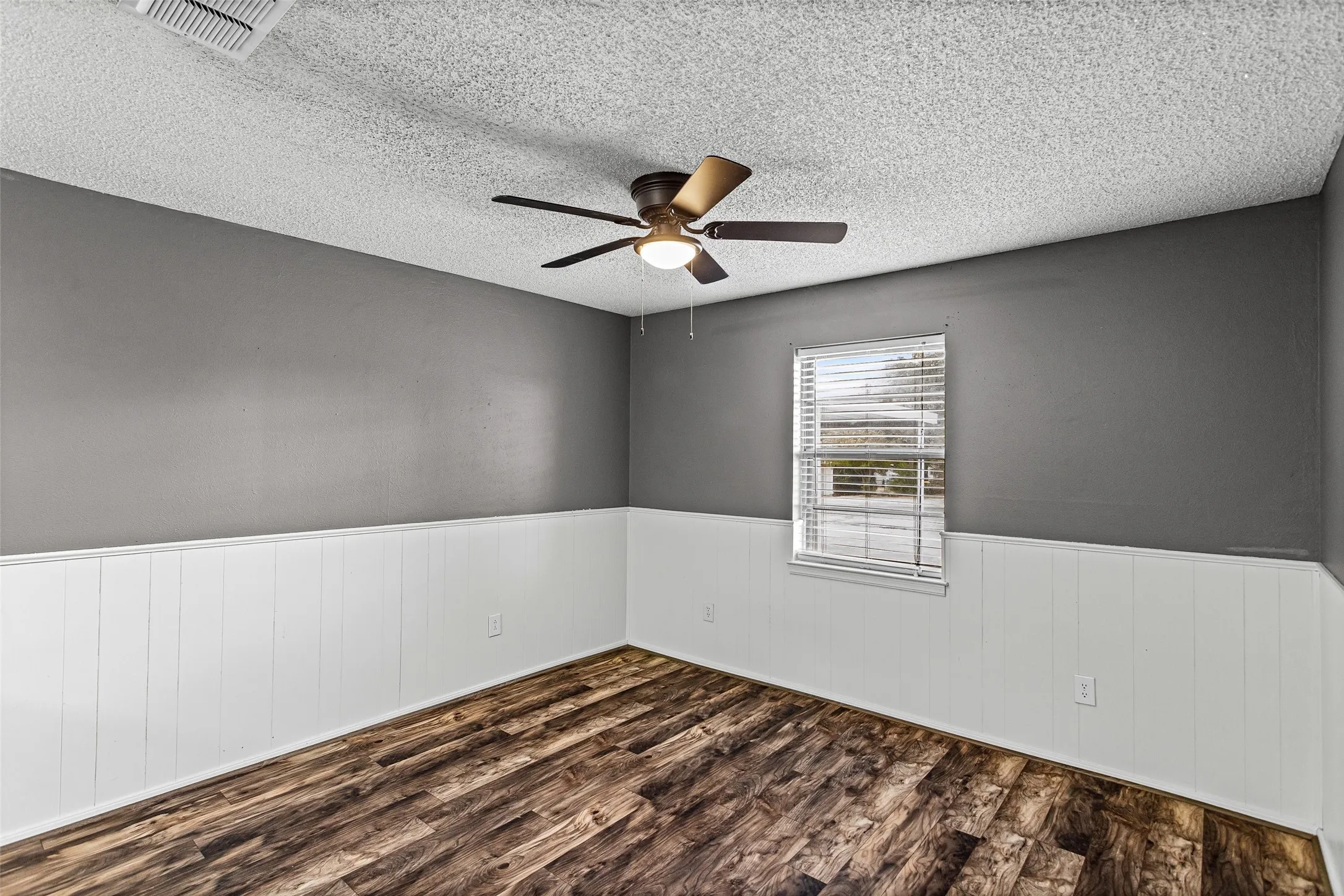 Single Family Residence For Sale in Hood County , 309 Timberline Drive, Granbury, Texas 76048, 3 Bedroom, 2 Bathroom, Garage spaces, 3,008 Sqft, built in 1982, mls#21354376, Real Estate Agent in Granbury, Homes For Sale in Hood county, Homes For Sale in Granbury, Realtor in Granbury Texas, Real Estate Brokerage Independent Realty Texas, Luminita Cordes Realtor