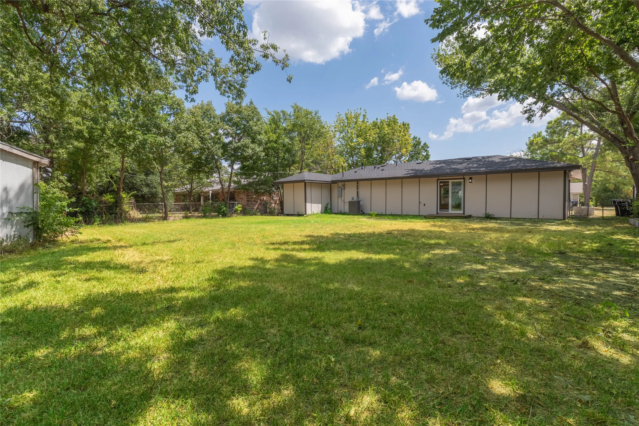 Single Family Residence For Sale in Hunt County , 2514 Broadview Street, Greenville, Texas 75402, 3 Bedroom, 2 Bathroom, Garage spaces, 1,393 Sqft, built in 1965, mls#21350674, Real Estate Agent in Greenville, Homes For Sale in Hunt county, Homes For Sale in Greenville, Realtor in Greenville Texas, Real Estate Brokerage Independent Realty Texas, Luminita Cordes Realtor