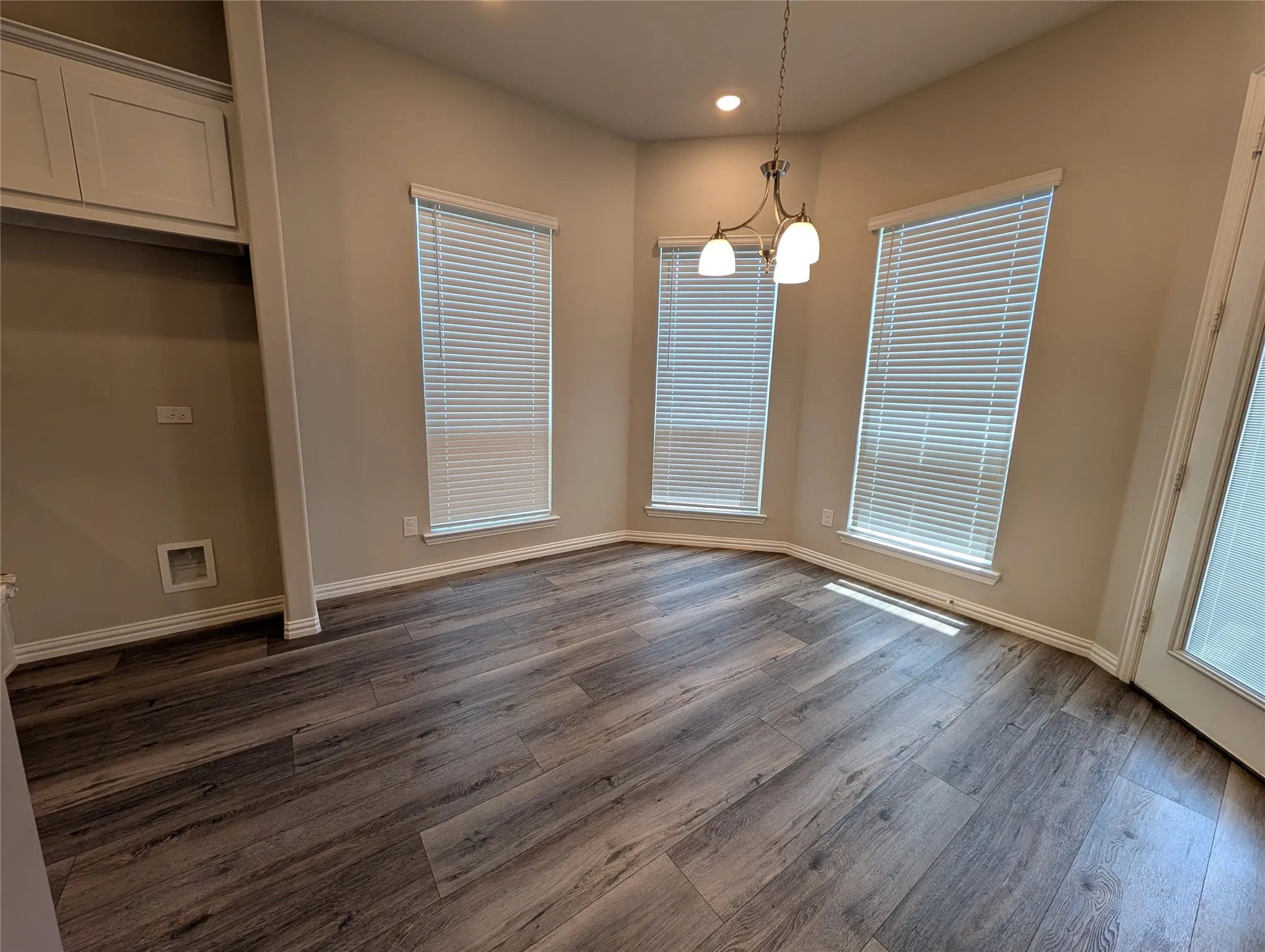Wood-finish flooring with neutral wall paint