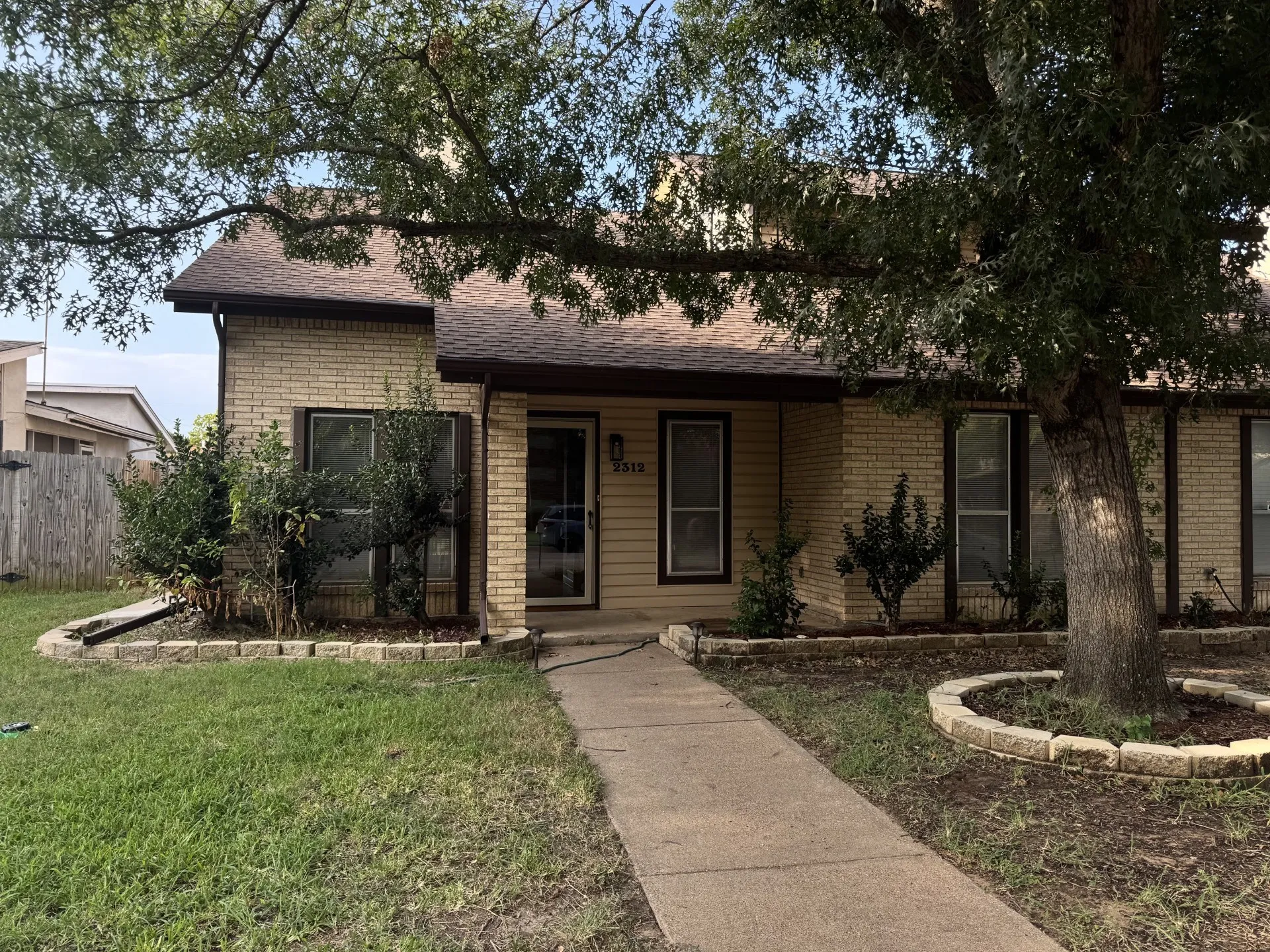Townhouse For Rent in Tarrant County , 2312 Garden Park Court, Arlington, Texas 76013, 2 Bedroom, 3 Bathroom, 2 Garage spaces, 1,628 Sqft, built in 1977, mls#21354375, Real Estate Agent in Arlington, Homes For Rent in Tarrant county, Homes For Rent in Arlington, Realtor in Arlington Texas, Real Estate Brokerage Independent Realty Texas, Luminita Cordes Realtor