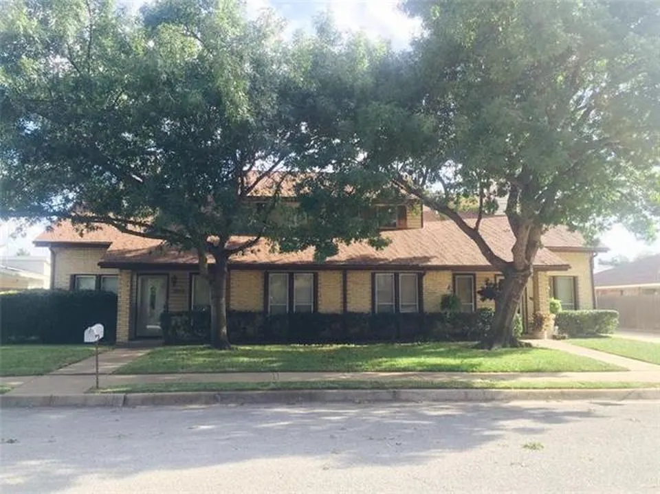 Townhouse For Rent in Tarrant County , 2312 Garden Park Court, Arlington, Texas 76013, 2 Bedroom, 3 Bathroom, 2 Garage spaces, 1,628 Sqft, built in 1977, mls#21354375, Real Estate Agent in Arlington, Homes For Rent in Tarrant county, Homes For Rent in Arlington, Realtor in Arlington Texas, Real Estate Brokerage Independent Realty Texas, Luminita Cordes Realtor