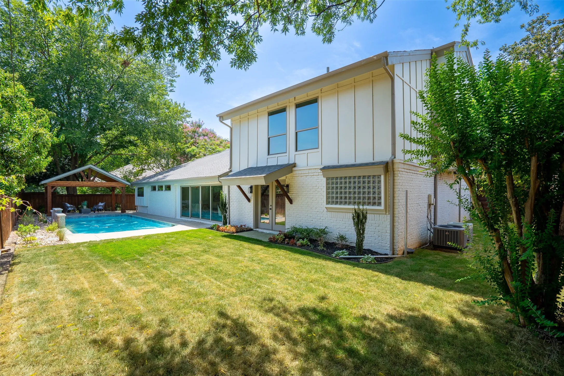 Single Family Residence For Sale in Tarrant County , 1904 Woodstock Drive, Colleyville, Texas 76034, 5 Bedroom, 4 Bathroom, 2 Garage spaces, 3,797 Sqft, built in 1980, mls#21346452, Real Estate Agent in Colleyville, Homes For Sale in Tarrant county, Homes For Sale in Colleyville, Realtor in Colleyville Texas, Real Estate Brokerage Independent Realty Texas, Luminita Cordes Realtor