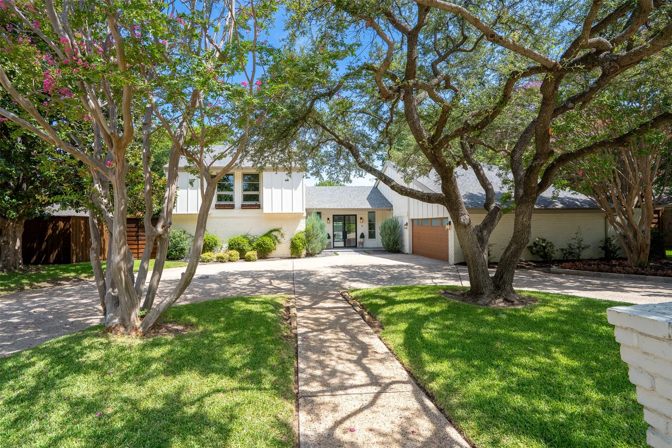 Single Family Residence For Sale in Tarrant County , 1904 Woodstock Drive, Colleyville, Texas 76034, 5 Bedroom, 4 Bathroom, 2 Garage spaces, 3,797 Sqft, built in 1980, mls#21346452, Real Estate Agent in Colleyville, Homes For Sale in Tarrant county, Homes For Sale in Colleyville, Realtor in Colleyville Texas, Real Estate Brokerage Independent Realty Texas, Luminita Cordes Realtor