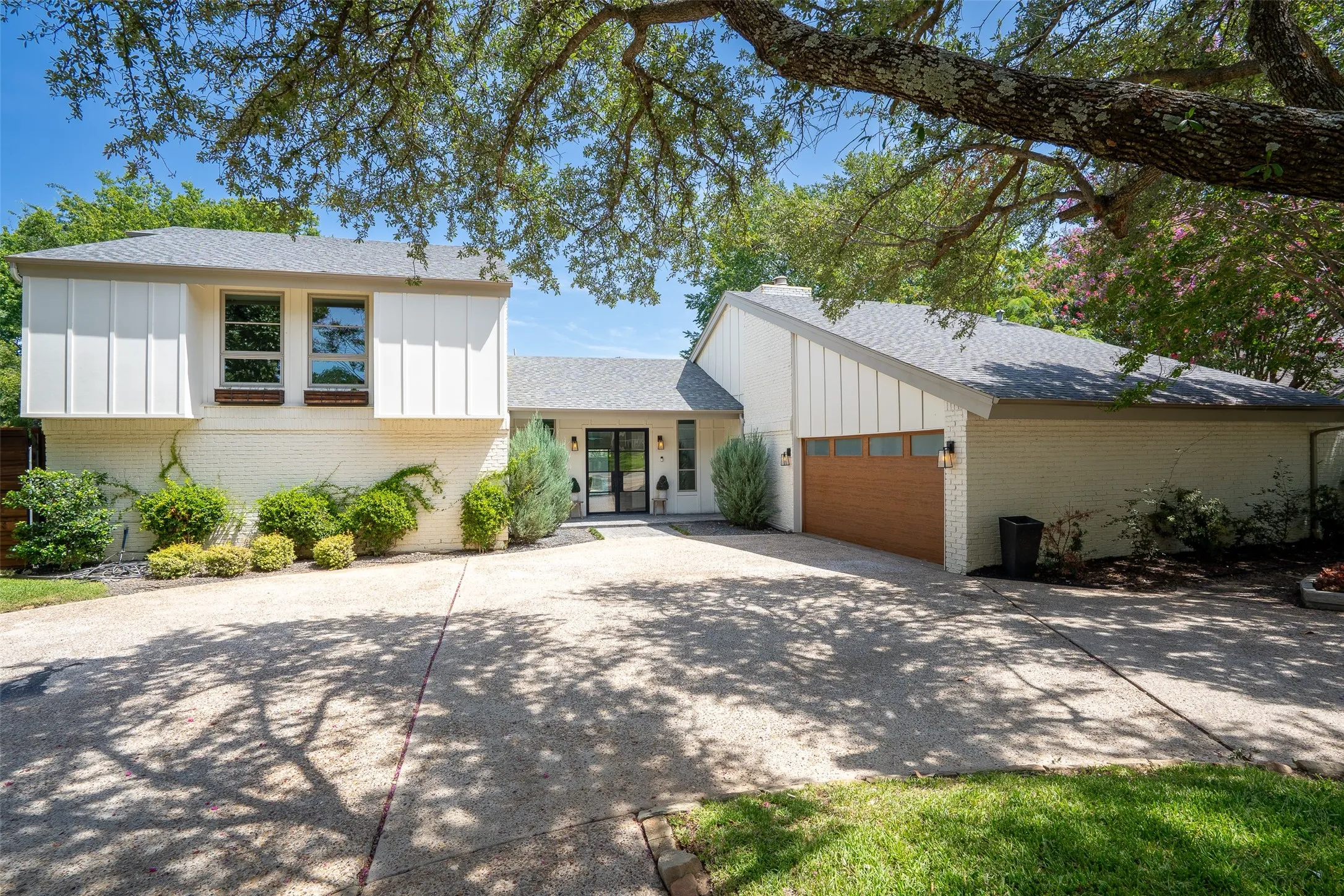 Single Family Residence For Sale in Tarrant County , 1904 Woodstock Drive, Colleyville, Texas 76034, 5 Bedroom, 4 Bathroom, 2 Garage spaces, 3,797 Sqft, built in 1980, mls#21346452, Real Estate Agent in Colleyville, Homes For Sale in Tarrant county, Homes For Sale in Colleyville, Realtor in Colleyville Texas, Real Estate Brokerage Independent Realty Texas, Luminita Cordes Realtor
