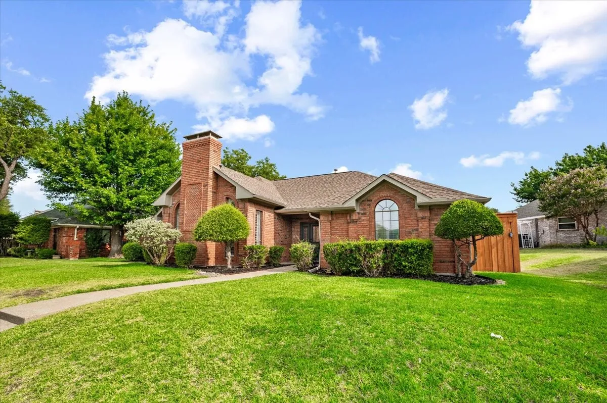 Single Family Residence For Sale in Collin County , 2669 Daffodil Drive, Richardson, Texas 75082, 4 Bedroom, 3 Bathroom, 2 Garage spaces, 2,259 Sqft, built in 1986, mls#21352750, Real Estate Agent in Richardson, Homes For Sale in Collin county, Homes For Sale in Richardson, Realtor in Richardson Texas, Real Estate Brokerage Independent Realty Texas, Luminita Cordes Realtor