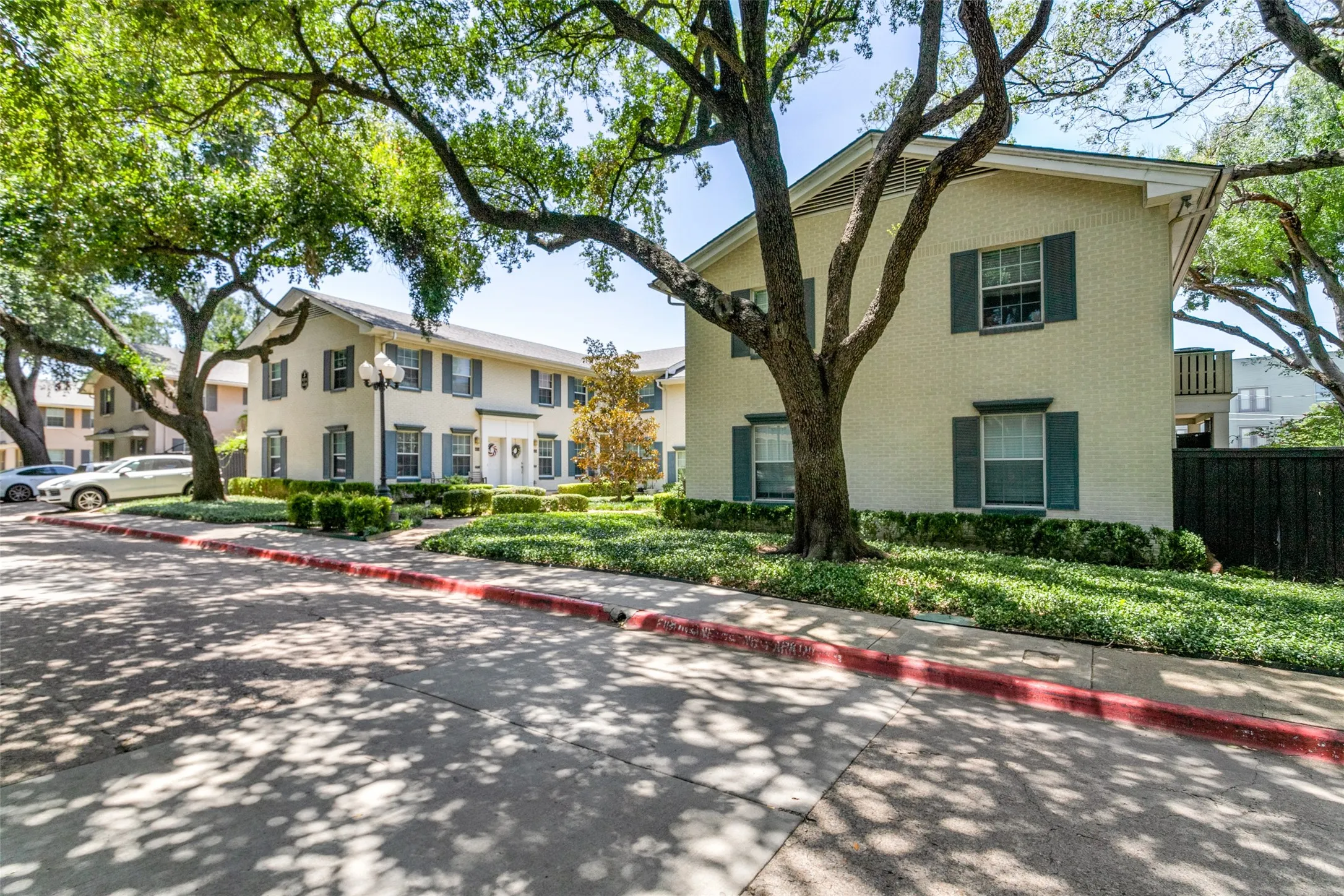 Condominium For Sale in Dallas County , 4727 Bradford Drive 4727B, Dallas, Texas 75219, 2 Bedroom, 2 Bathroom, Garage spaces, 960 Sqft, built in 1955, mls#21354396, Real Estate Agent in Dallas, Homes For Sale in Dallas county, Homes For Sale in Dallas, Realtor in Dallas Texas, Real Estate Brokerage Independent Realty Texas, Luminita Cordes Realtor