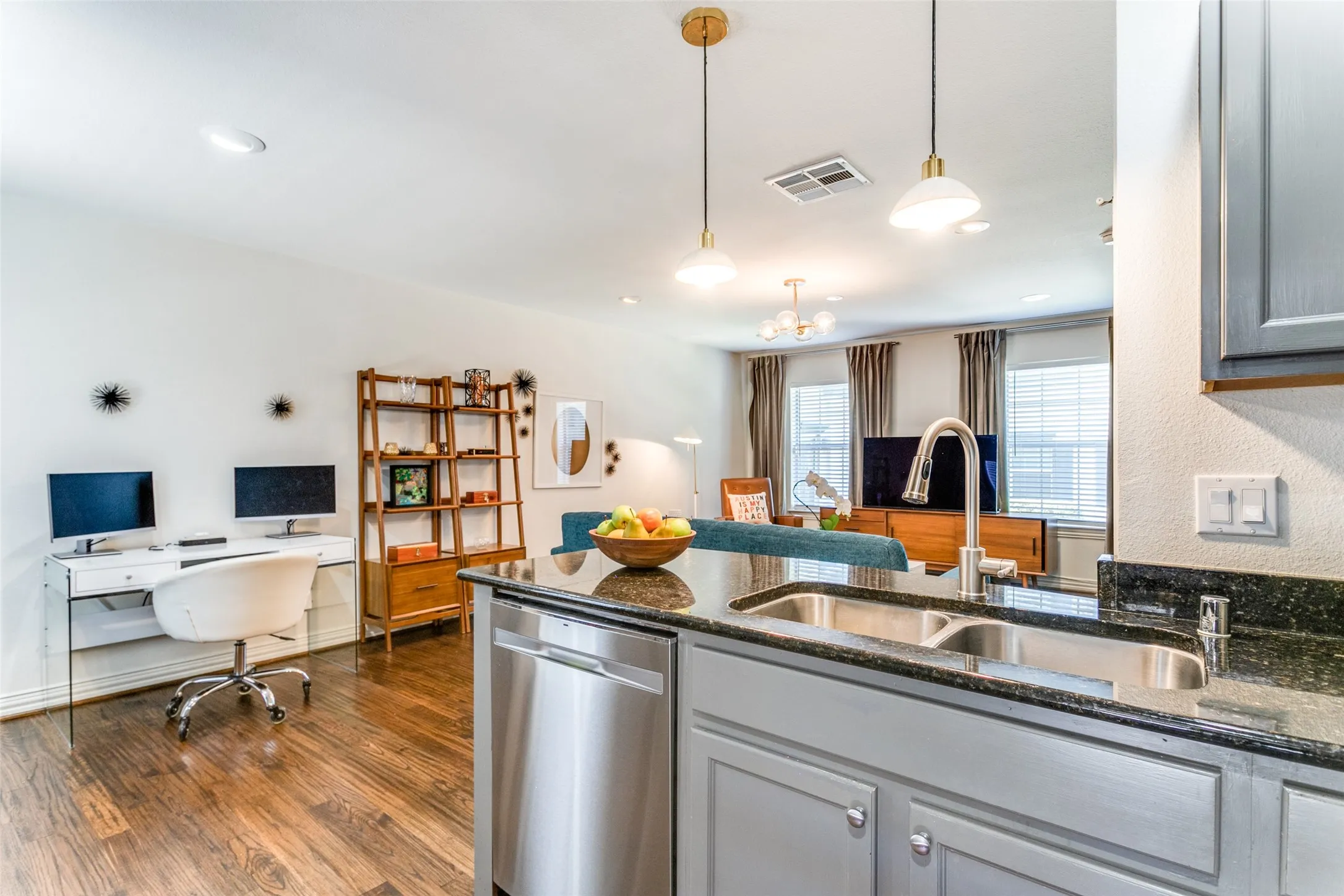 Condominium For Sale in Dallas County , 4727 Bradford Drive 4727B, Dallas, Texas 75219, 2 Bedroom, 2 Bathroom, Garage spaces, 960 Sqft, built in 1955, mls#21354396, Real Estate Agent in Dallas, Homes For Sale in Dallas county, Homes For Sale in Dallas, Realtor in Dallas Texas, Real Estate Brokerage Independent Realty Texas, Luminita Cordes Realtor