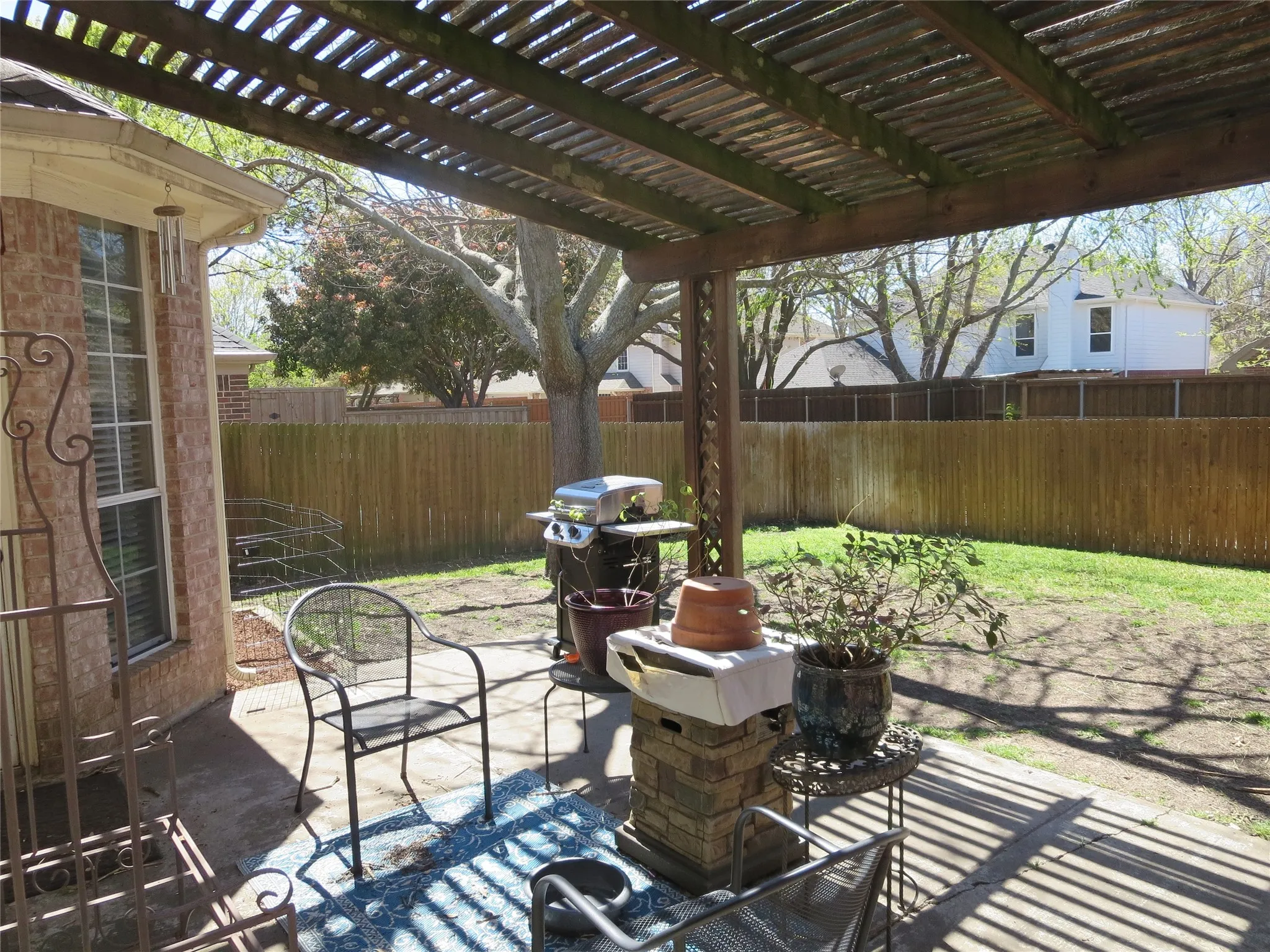 Covered patio featuring a wooden pergola