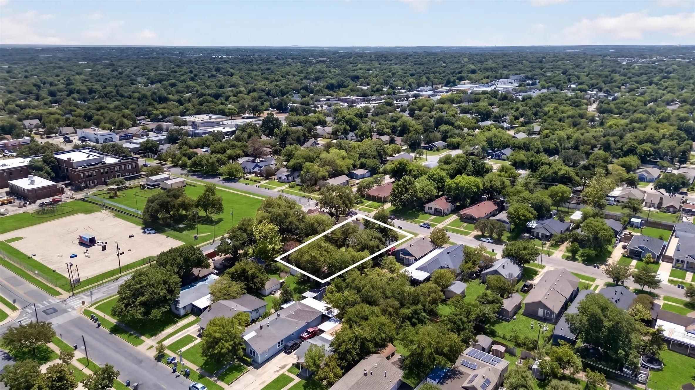 Single Family Residence For Sale in Dallas County , 2511 Gladstone Drive, Dallas, Texas 75211, 3 Bedroom, 3 Bathroom, Garage spaces, 1,852 Sqft, built in 1920, mls#21353521, Real Estate Agent in Dallas, Homes For Sale in Dallas county, Homes For Sale in Dallas, Realtor in Dallas Texas, Real Estate Brokerage Independent Realty Texas, Luminita Cordes Realtor