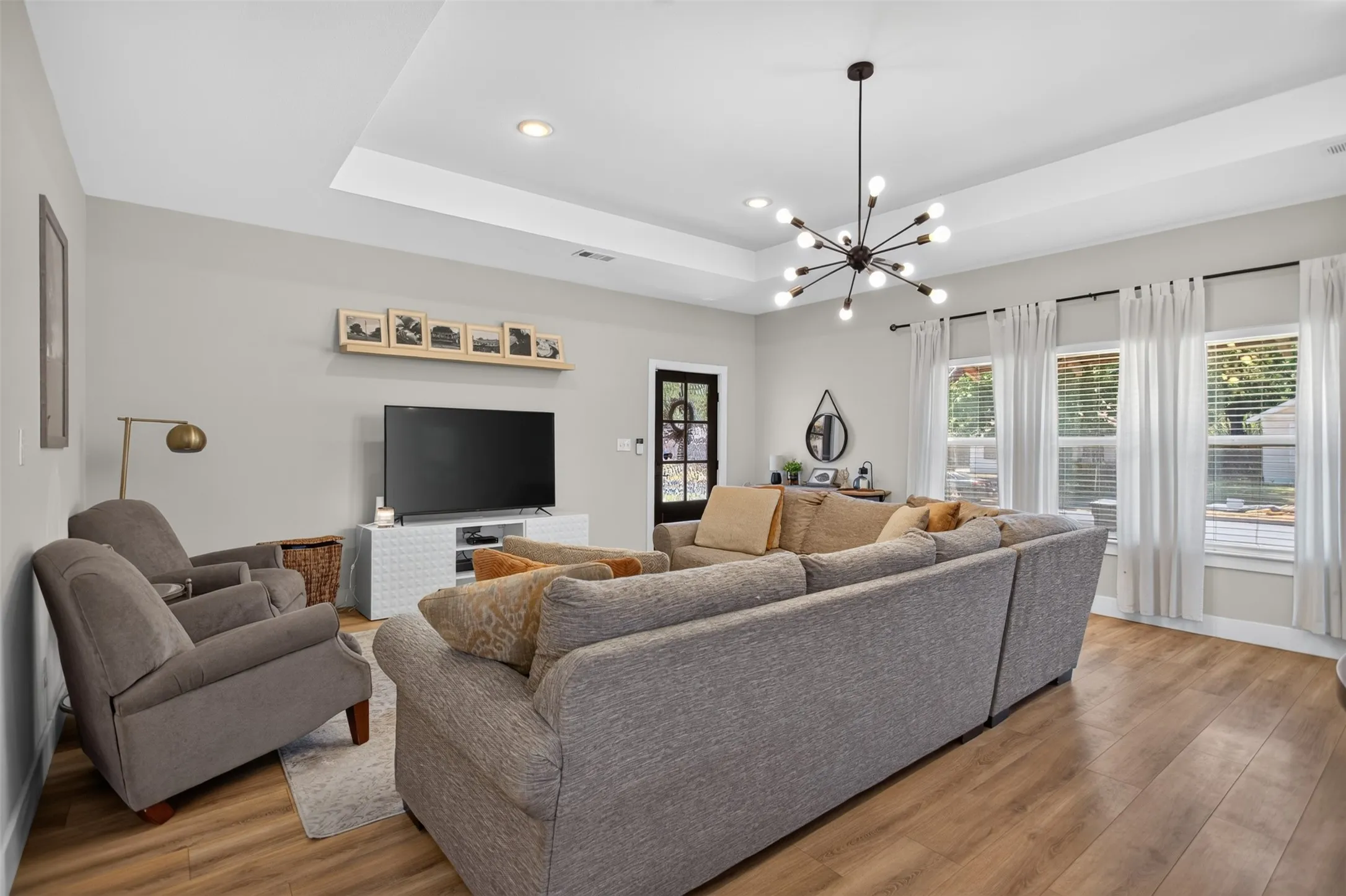 Single Family Residence For Sale in Dallas County , 2511 Gladstone Drive, Dallas, Texas 75211, 3 Bedroom, 3 Bathroom, Garage spaces, 1,852 Sqft, built in 1920, mls#21353521, Real Estate Agent in Dallas, Homes For Sale in Dallas county, Homes For Sale in Dallas, Realtor in Dallas Texas, Real Estate Brokerage Independent Realty Texas, Luminita Cordes Realtor