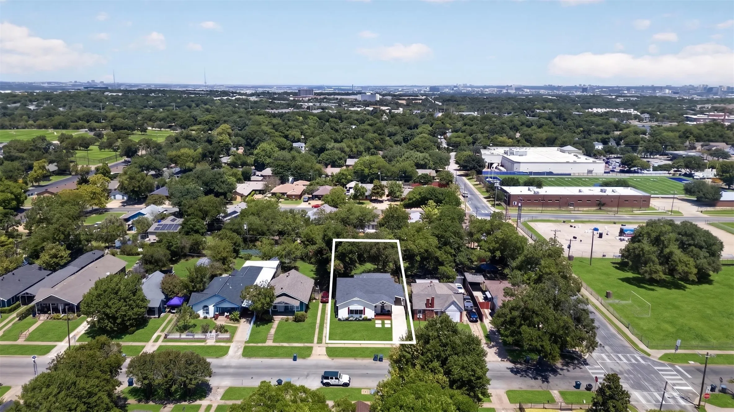 Single Family Residence For Sale in Dallas County , 2511 Gladstone Drive, Dallas, Texas 75211, 3 Bedroom, 3 Bathroom, Garage spaces, 1,852 Sqft, built in 1920, mls#21353521, Real Estate Agent in Dallas, Homes For Sale in Dallas county, Homes For Sale in Dallas, Realtor in Dallas Texas, Real Estate Brokerage Independent Realty Texas, Luminita Cordes Realtor