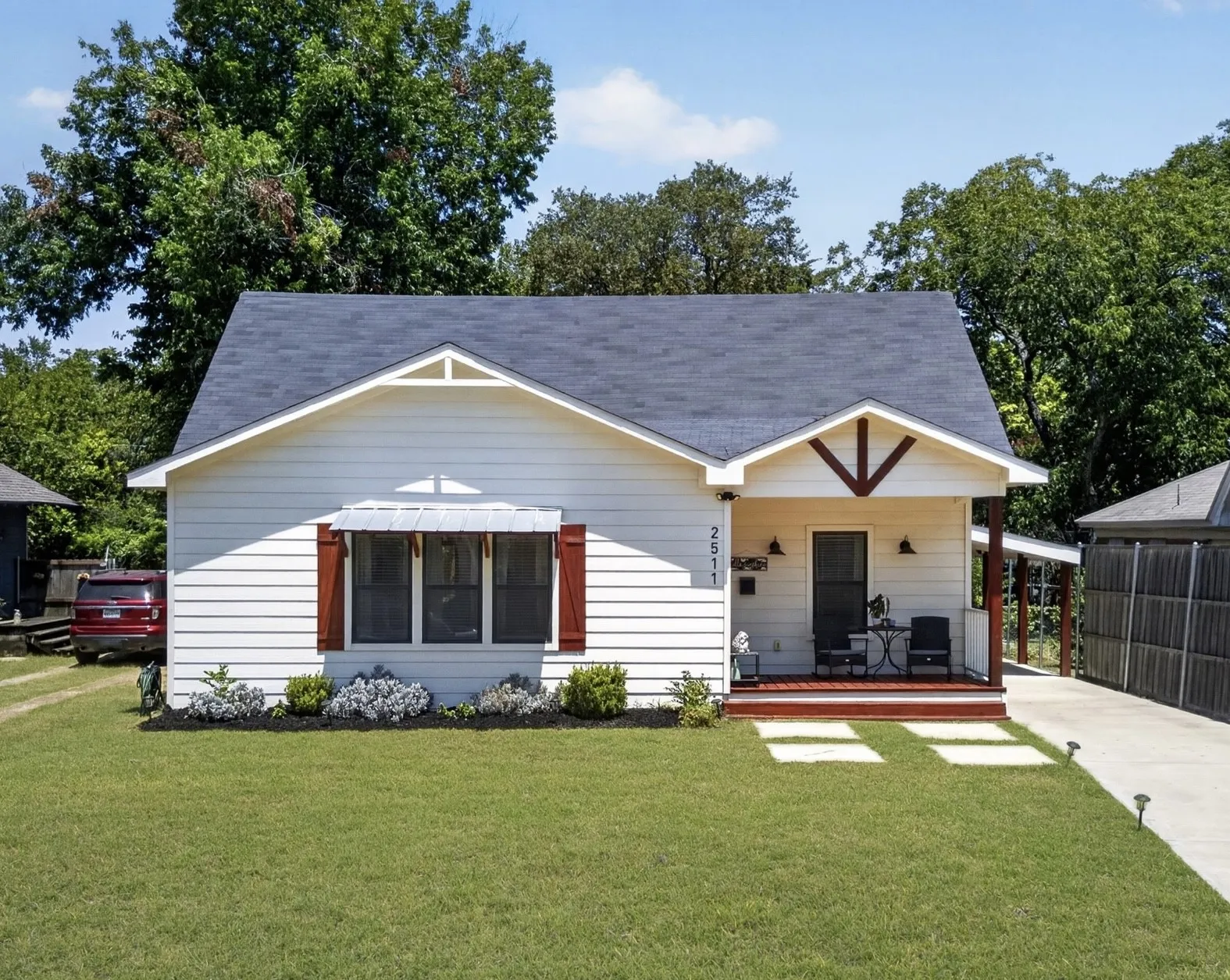 Single Family Residence For Sale in Dallas County , 2511 Gladstone Drive, Dallas, Texas 75211, 3 Bedroom, 3 Bathroom, Garage spaces, 1,852 Sqft, built in 1920, mls#21353521, Real Estate Agent in Dallas, Homes For Sale in Dallas county, Homes For Sale in Dallas, Realtor in Dallas Texas, Real Estate Brokerage Independent Realty Texas, Luminita Cordes Realtor