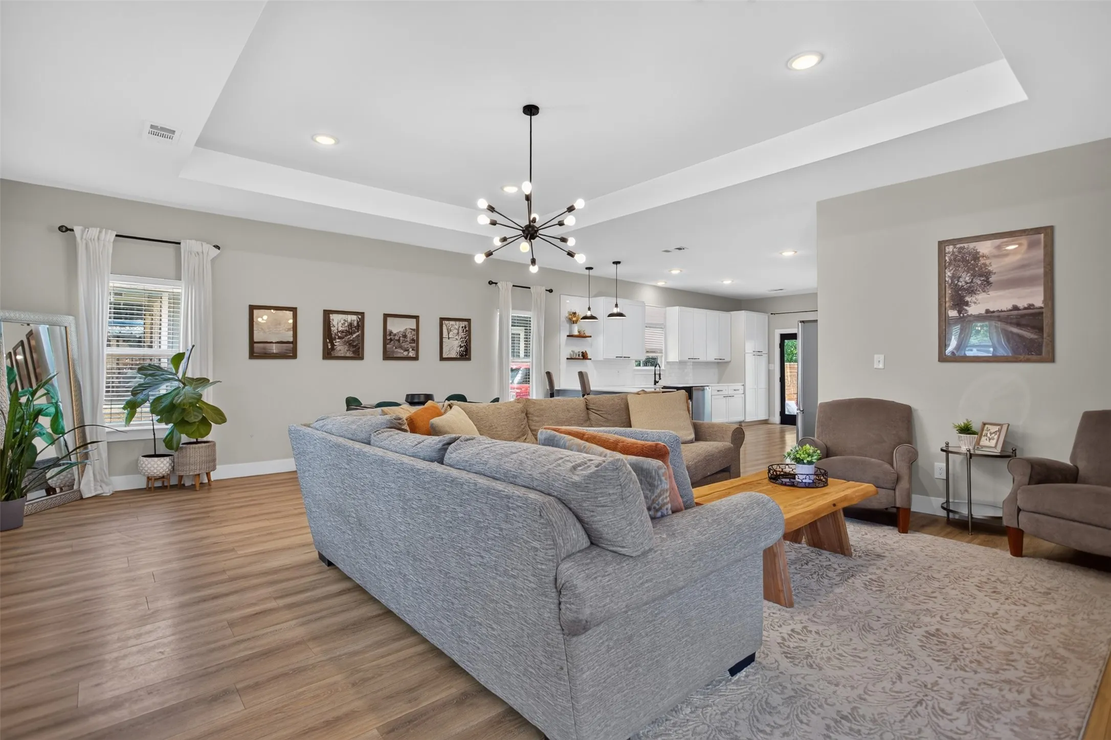 Single Family Residence For Sale in Dallas County , 2511 Gladstone Drive, Dallas, Texas 75211, 3 Bedroom, 3 Bathroom, Garage spaces, 1,852 Sqft, built in 1920, mls#21353521, Real Estate Agent in Dallas, Homes For Sale in Dallas county, Homes For Sale in Dallas, Realtor in Dallas Texas, Real Estate Brokerage Independent Realty Texas, Luminita Cordes Realtor
