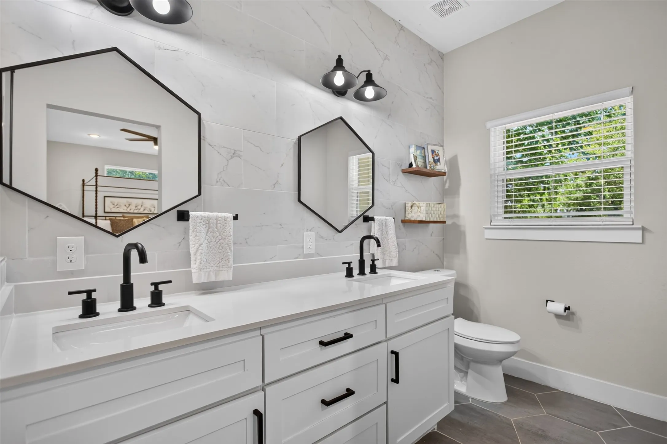 Single Family Residence For Sale in Dallas County , 2511 Gladstone Drive, Dallas, Texas 75211, 3 Bedroom, 3 Bathroom, Garage spaces, 1,852 Sqft, built in 1920, mls#21353521, Real Estate Agent in Dallas, Homes For Sale in Dallas county, Homes For Sale in Dallas, Realtor in Dallas Texas, Real Estate Brokerage Independent Realty Texas, Luminita Cordes Realtor