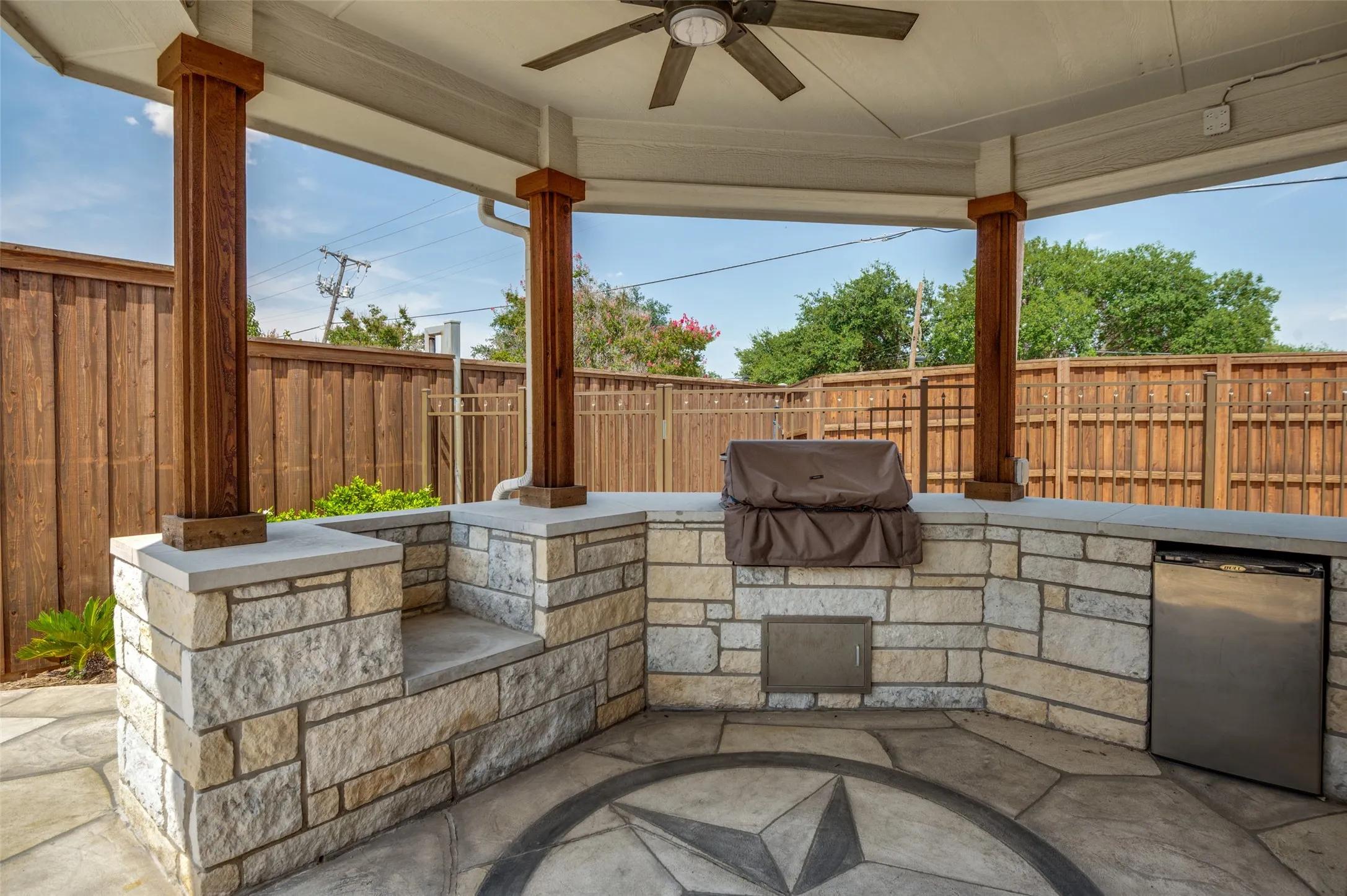 Single Family Residence For Sale in Dallas County , 1533 Estates Way, Carrollton, Texas 75006, 4 Bedroom, 3 Bathroom, 2 Garage spaces, 2,904 Sqft, built in 2003, mls#21350870, Real Estate Agent in Carrollton, Homes For Sale in Dallas county, Homes For Sale in Carrollton, Realtor in Carrollton Texas, Real Estate Brokerage Independent Realty Texas, Luminita Cordes Realtor