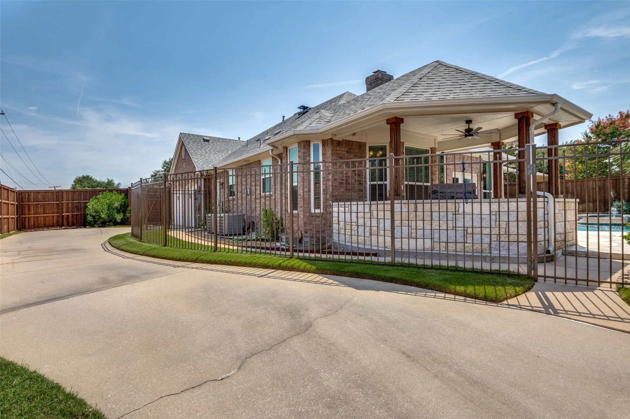 Single Family Residence For Sale in Dallas County , 1533 Estates Way, Carrollton, Texas 75006, 4 Bedroom, 3 Bathroom, 2 Garage spaces, 2,904 Sqft, built in 2003, mls#21350870, Real Estate Agent in Carrollton, Homes For Sale in Dallas county, Homes For Sale in Carrollton, Realtor in Carrollton Texas, Real Estate Brokerage Independent Realty Texas, Luminita Cordes Realtor