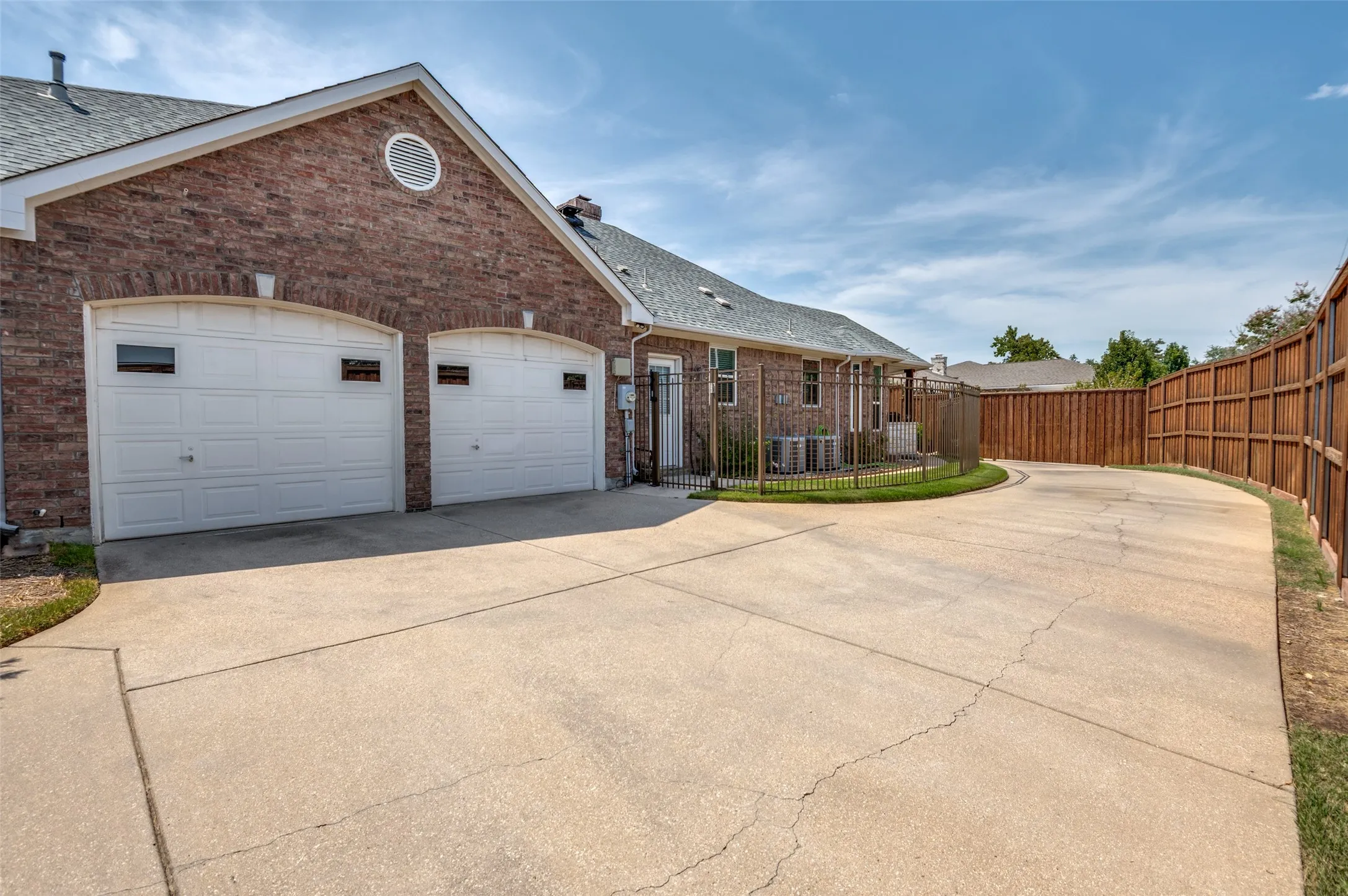 Single Family Residence For Sale in Dallas County , 1533 Estates Way, Carrollton, Texas 75006, 4 Bedroom, 3 Bathroom, 2 Garage spaces, 2,904 Sqft, built in 2003, mls#21350870, Real Estate Agent in Carrollton, Homes For Sale in Dallas county, Homes For Sale in Carrollton, Realtor in Carrollton Texas, Real Estate Brokerage Independent Realty Texas, Luminita Cordes Realtor