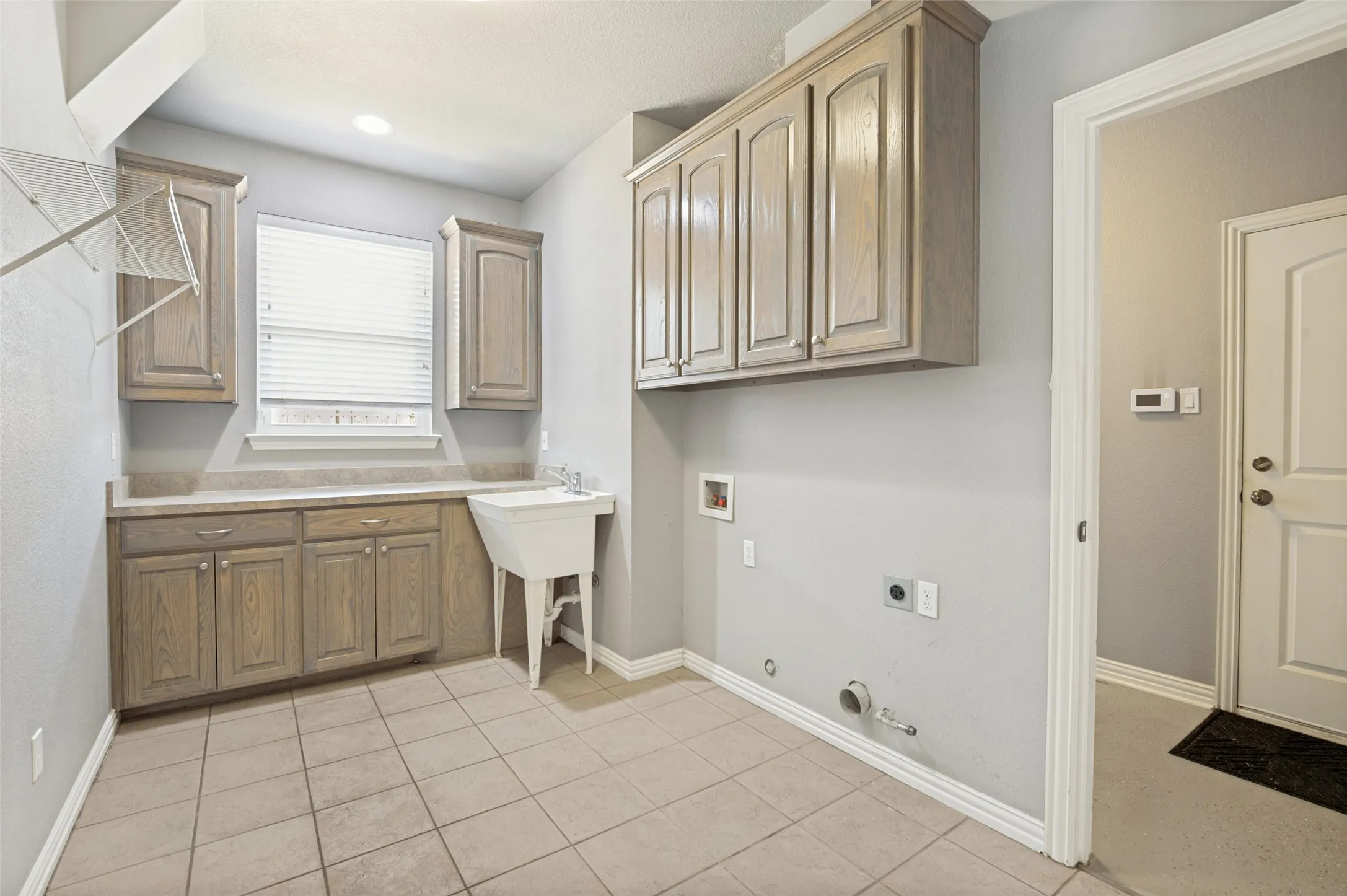 Single Family Residence For Sale in Dallas County , 1533 Estates Way, Carrollton, Texas 75006, 4 Bedroom, 3 Bathroom, 2 Garage spaces, 2,904 Sqft, built in 2003, mls#21350870, Real Estate Agent in Carrollton, Homes For Sale in Dallas county, Homes For Sale in Carrollton, Realtor in Carrollton Texas, Real Estate Brokerage Independent Realty Texas, Luminita Cordes Realtor