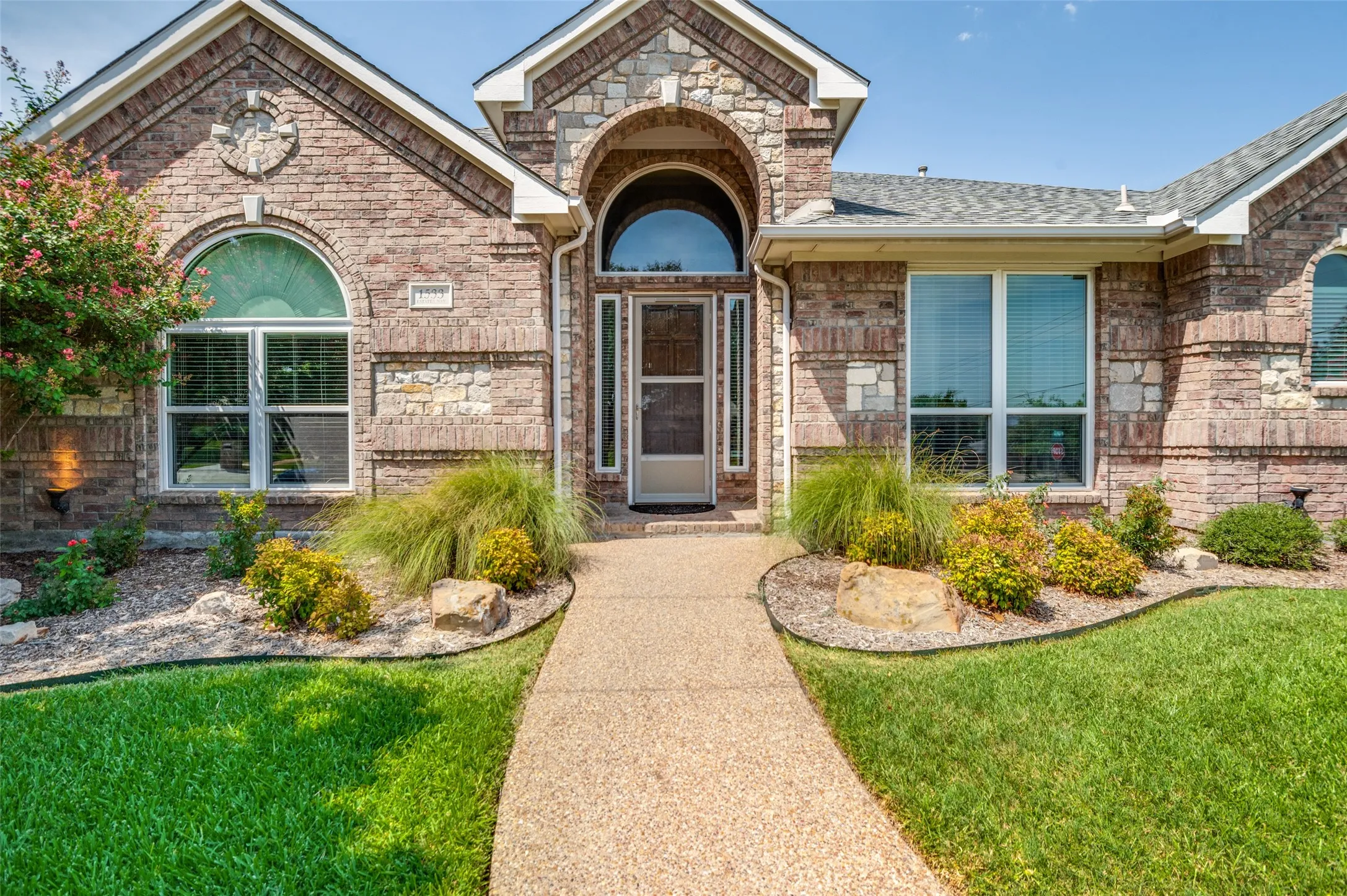 Single Family Residence For Sale in Dallas County , 1533 Estates Way, Carrollton, Texas 75006, 4 Bedroom, 3 Bathroom, 2 Garage spaces, 2,904 Sqft, built in 2003, mls#21350870, Real Estate Agent in Carrollton, Homes For Sale in Dallas county, Homes For Sale in Carrollton, Realtor in Carrollton Texas, Real Estate Brokerage Independent Realty Texas, Luminita Cordes Realtor