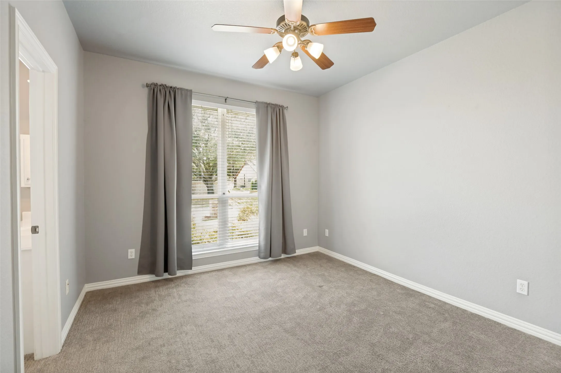 Single Family Residence For Sale in Dallas County , 1533 Estates Way, Carrollton, Texas 75006, 4 Bedroom, 3 Bathroom, 2 Garage spaces, 2,904 Sqft, built in 2003, mls#21350870, Real Estate Agent in Carrollton, Homes For Sale in Dallas county, Homes For Sale in Carrollton, Realtor in Carrollton Texas, Real Estate Brokerage Independent Realty Texas, Luminita Cordes Realtor