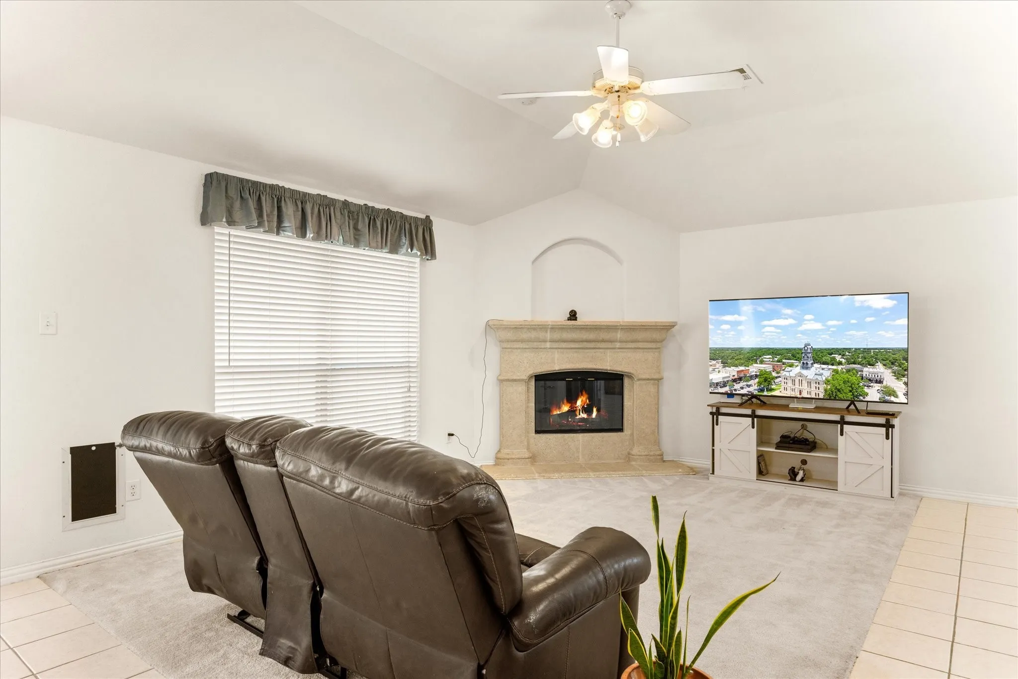 Single Family Residence For Sale in Johnson County , 621 Creekview Drive, Burleson, Texas 76028, 3 Bedroom, 2 Bathroom, 2 Garage spaces, 1,806 Sqft, built in 2002, mls#21354411, Real Estate Agent in Burleson, Homes For Sale in Johnson county, Homes For Sale in Burleson, Realtor in Burleson Texas, Real Estate Brokerage Independent Realty Texas, Luminita Cordes Realtor
