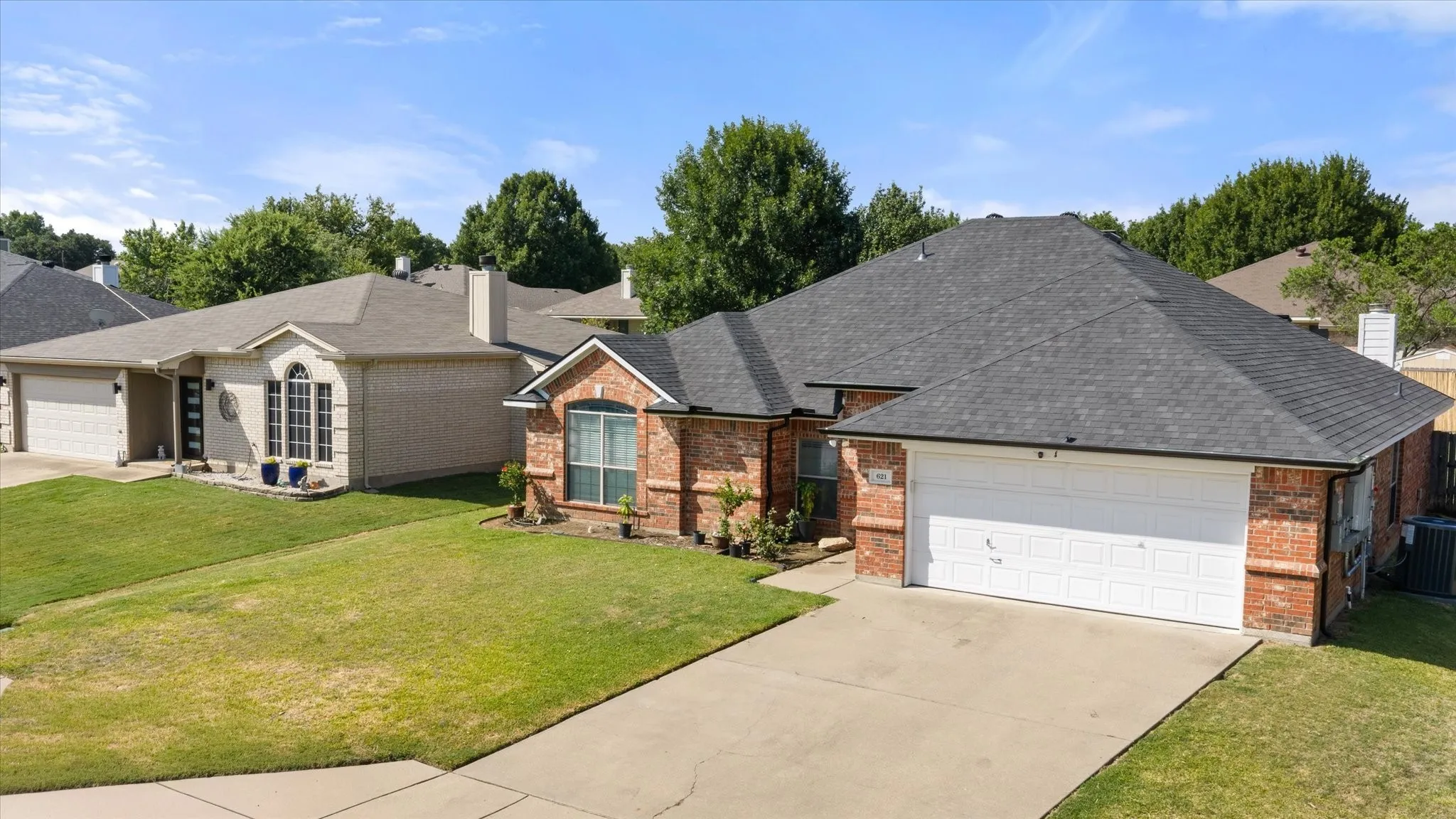 Single Family Residence For Sale in Johnson County , 621 Creekview Drive, Burleson, Texas 76028, 3 Bedroom, 2 Bathroom, 2 Garage spaces, 1,806 Sqft, built in 2002, mls#21354411, Real Estate Agent in Burleson, Homes For Sale in Johnson county, Homes For Sale in Burleson, Realtor in Burleson Texas, Real Estate Brokerage Independent Realty Texas, Luminita Cordes Realtor