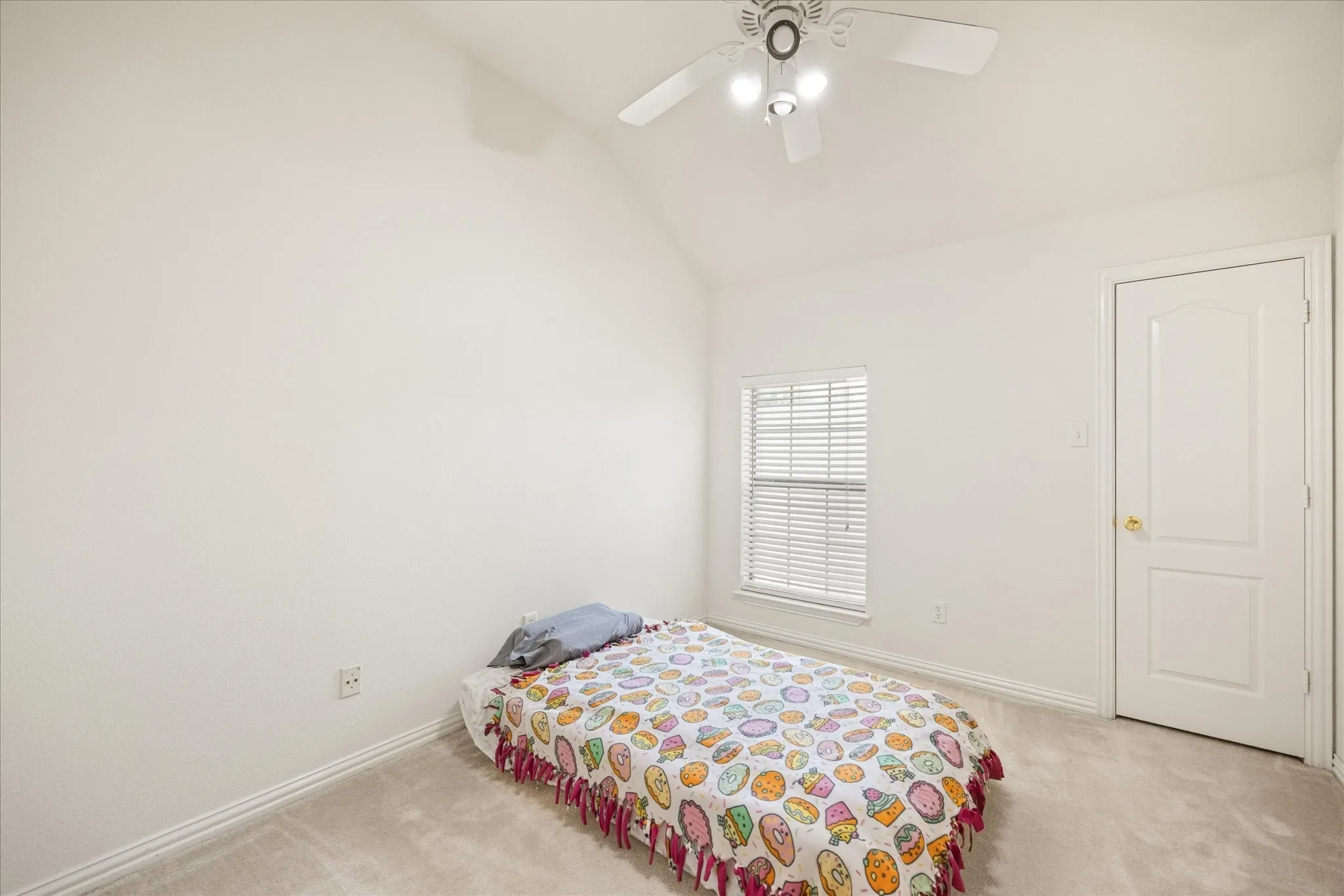 Single Family Residence For Sale in Johnson County , 621 Creekview Drive, Burleson, Texas 76028, 3 Bedroom, 2 Bathroom, 2 Garage spaces, 1,806 Sqft, built in 2002, mls#21354411, Real Estate Agent in Burleson, Homes For Sale in Johnson county, Homes For Sale in Burleson, Realtor in Burleson Texas, Real Estate Brokerage Independent Realty Texas, Luminita Cordes Realtor